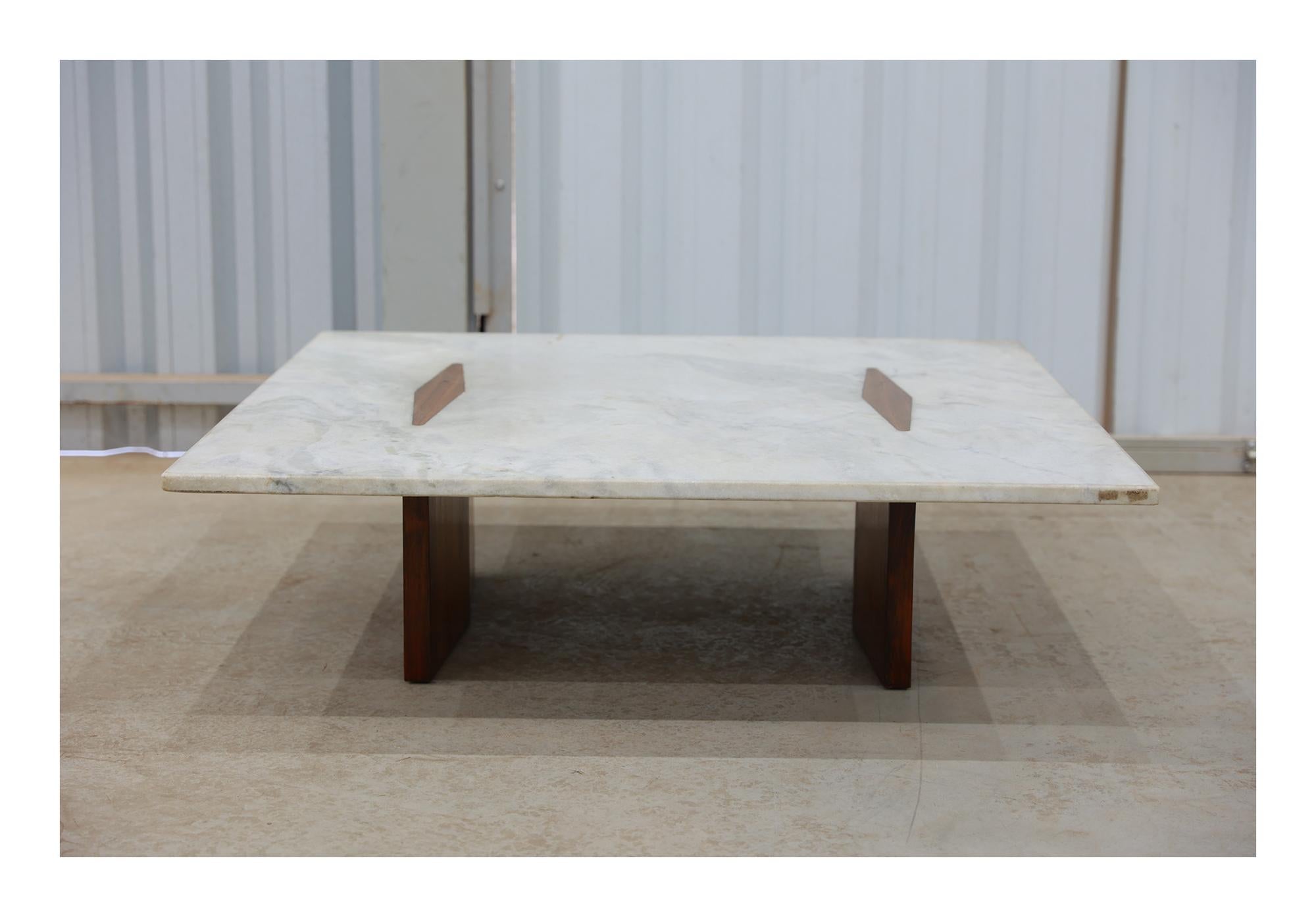 Mid-Century Modern Table basse moderne du milieu du siècle en bois et marbre de Jorge Zalszupin, Brésil en vente