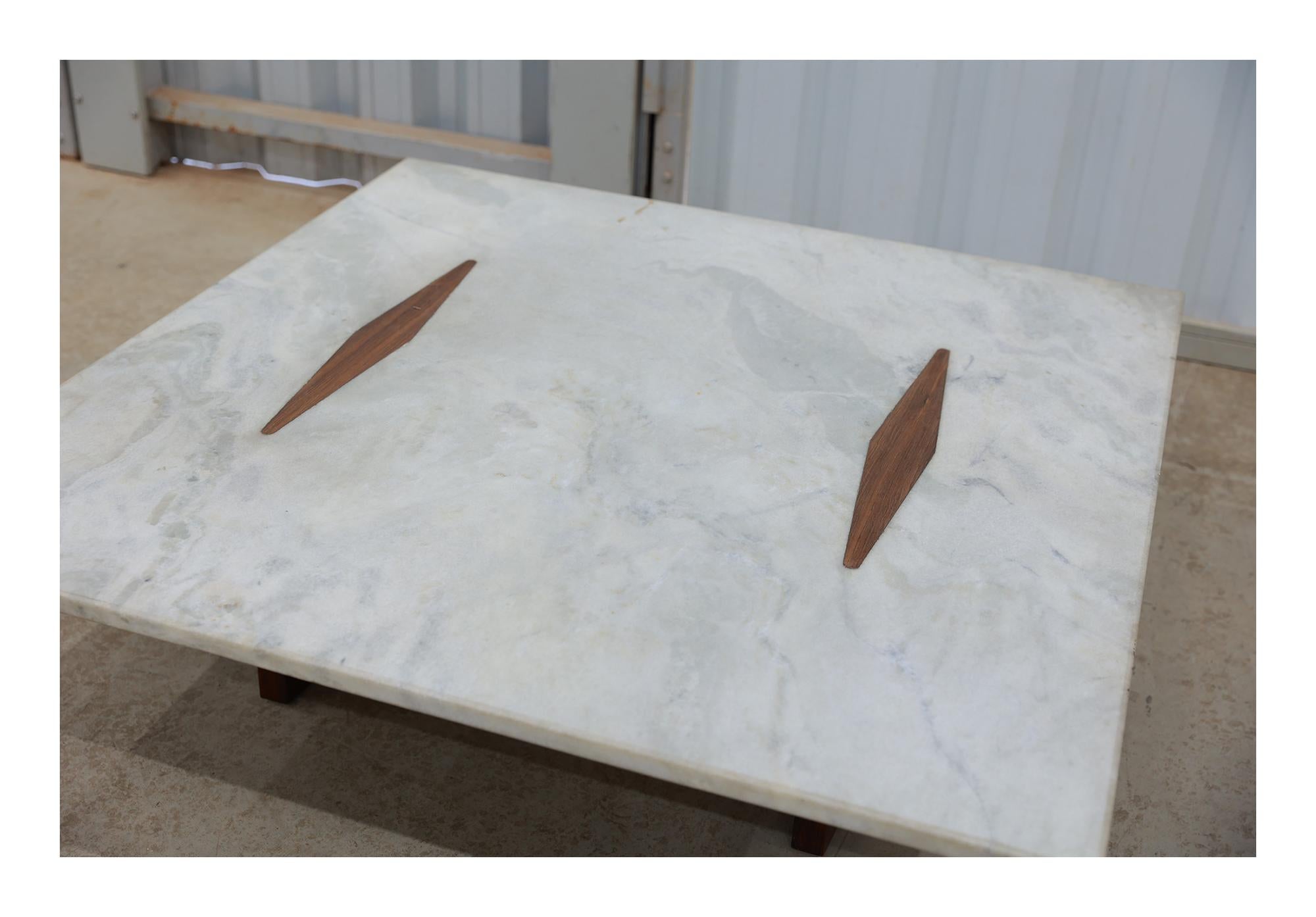 Brésilien Table basse moderne du milieu du siècle en bois et marbre de Jorge Zalszupin, Brésil en vente