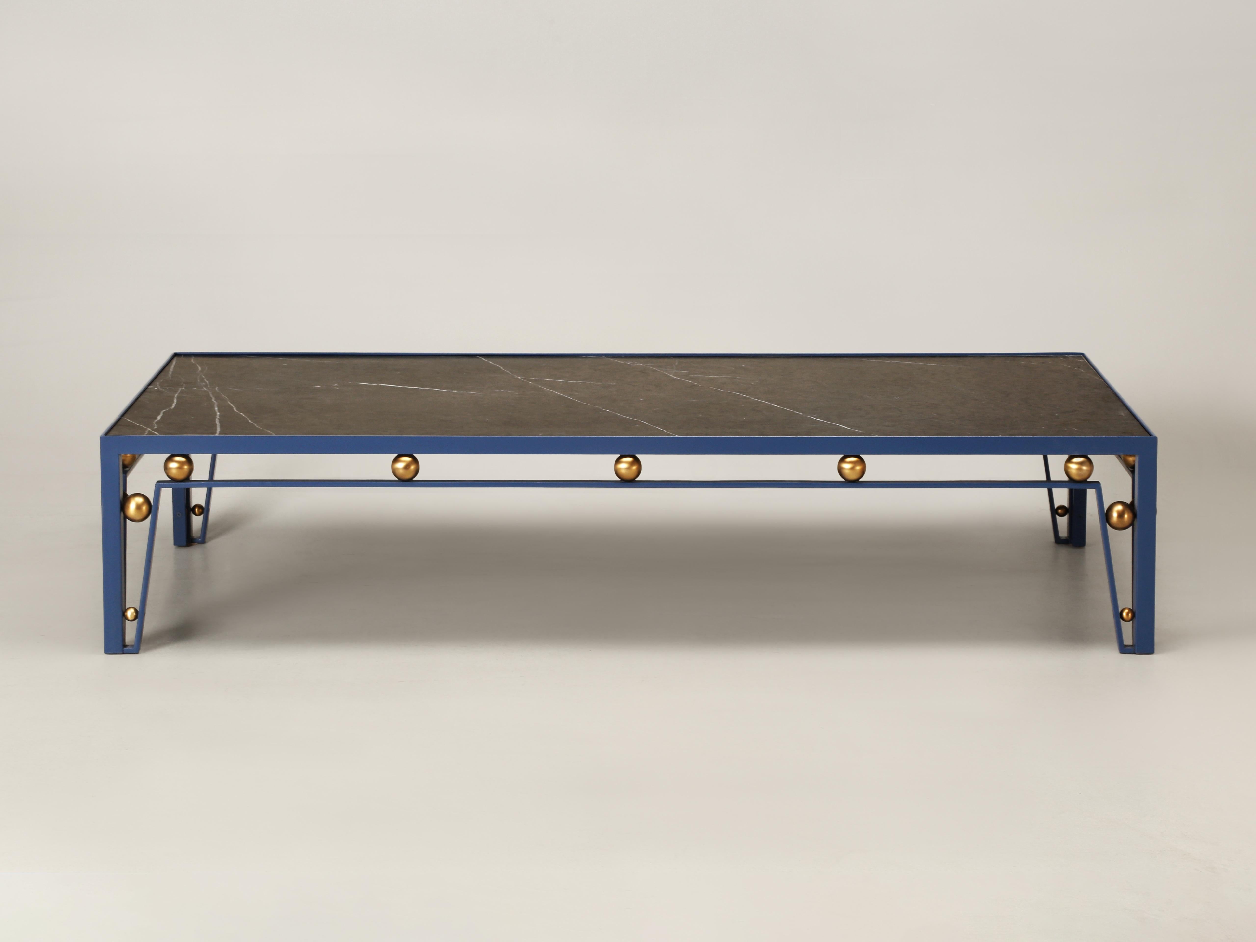 Moderner Couchtisch aus der Jahrhundertmitte, inspiriert von Jean Royere und auf Bestellung in Chicago von Old Plank hergestellt. Unser Mid-Century Modern Couchtisch aus Stahl, Messing und Marmor kann in fast jeder Größe und in einer Vielzahl von