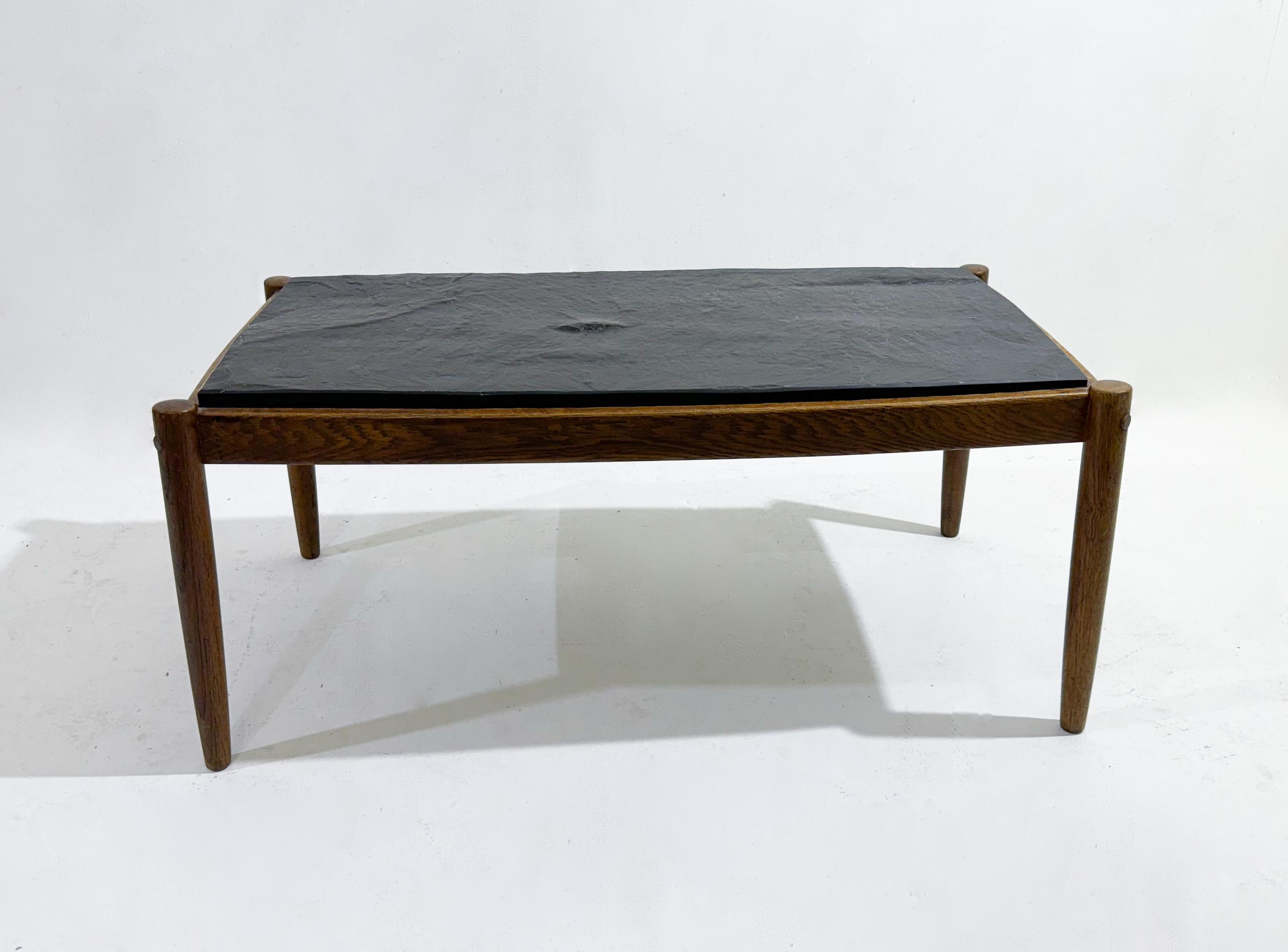 Mid-Century Modern Coffee Table, Oak and Shale In Good Condition For Sale In Brussels, BE