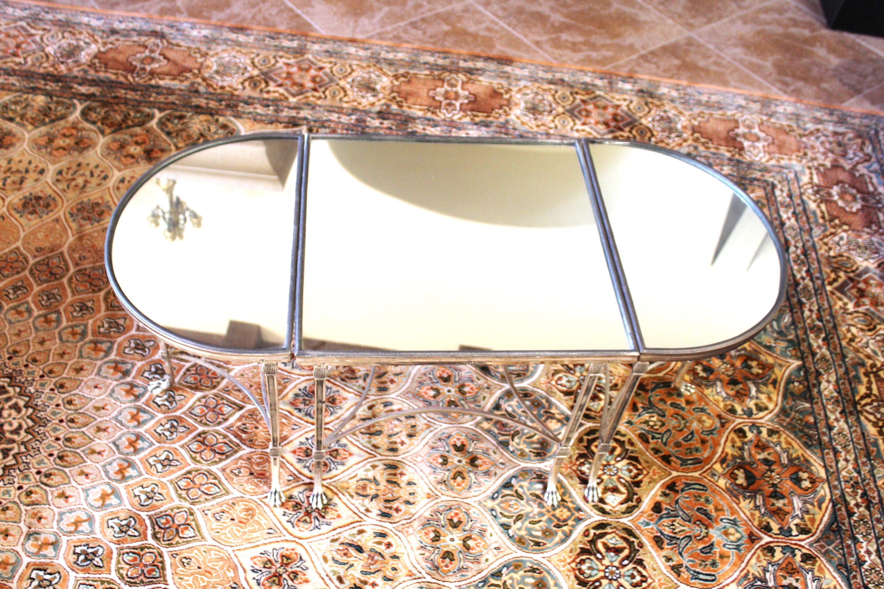 Un ensemble de tables basses classiques dans l'ensemble de (3) fait avec des moulages en bronze très fins et détaillés. Tout est poli et argenté.  Fabriqué avec des plateaux en miroir. Les moulages des pieds sont avec des pieds Paw du Design/One