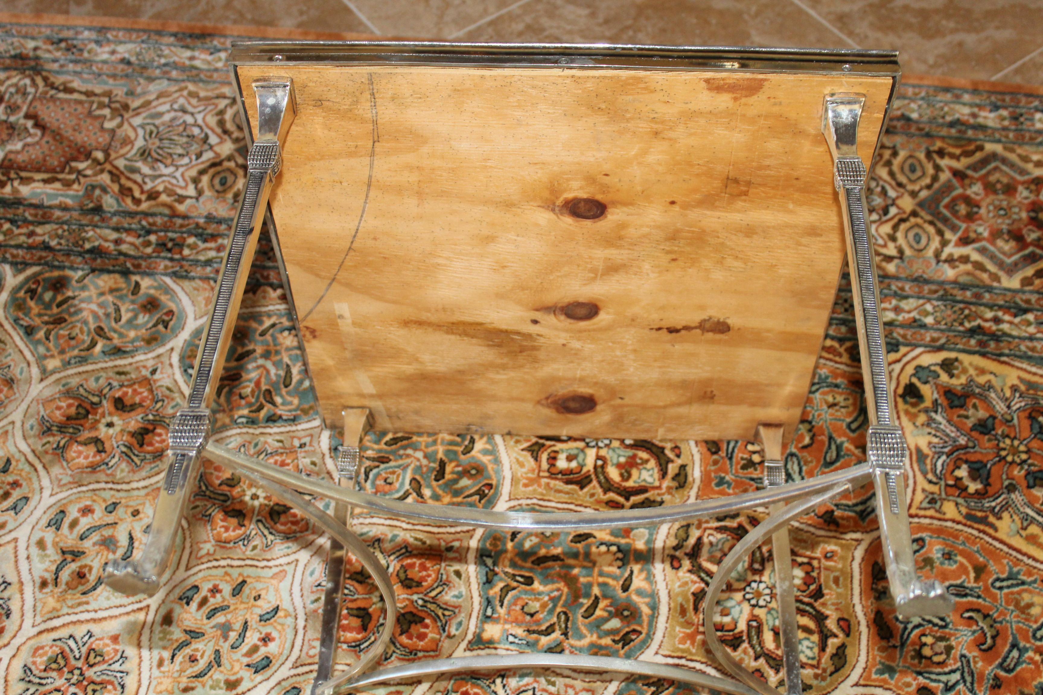 Bronze Ensemble de 3 tables basses mi-siècle/moderne, plaquées argent, pieds en pattes en vente