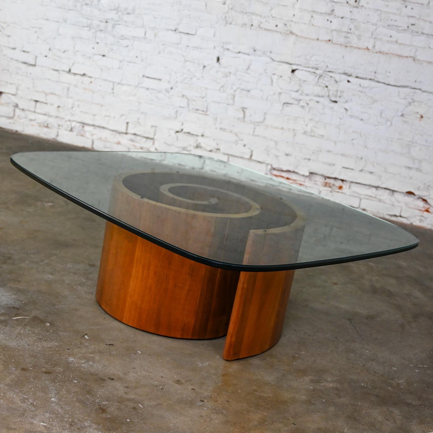 Mid-Century Modern Coffee Table Walnut Spiral or Snail Pedestal with Glass Top In Good Condition For Sale In Topeka, KS