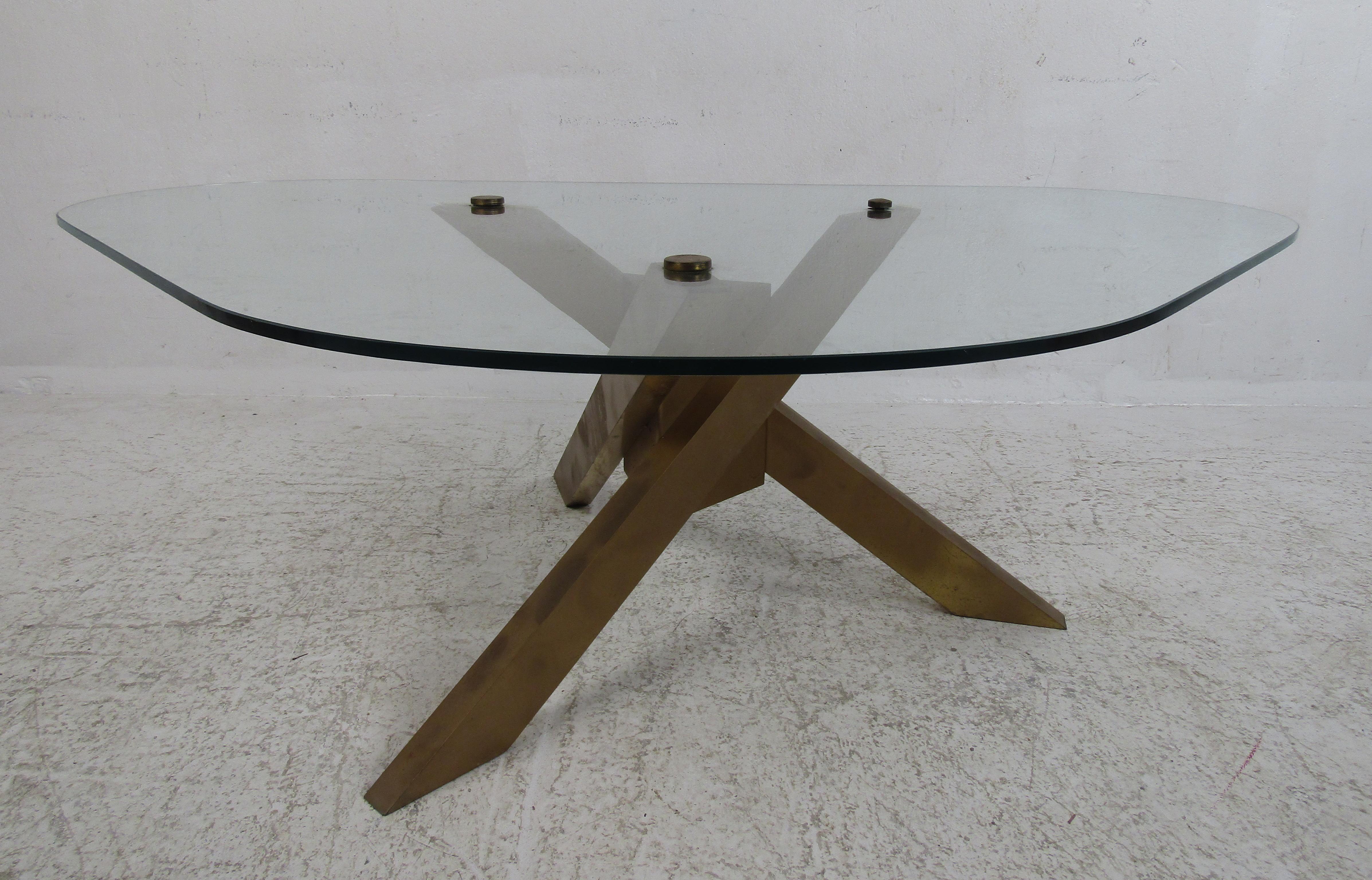 This gorgeous vintage modern coffee table features a unique 