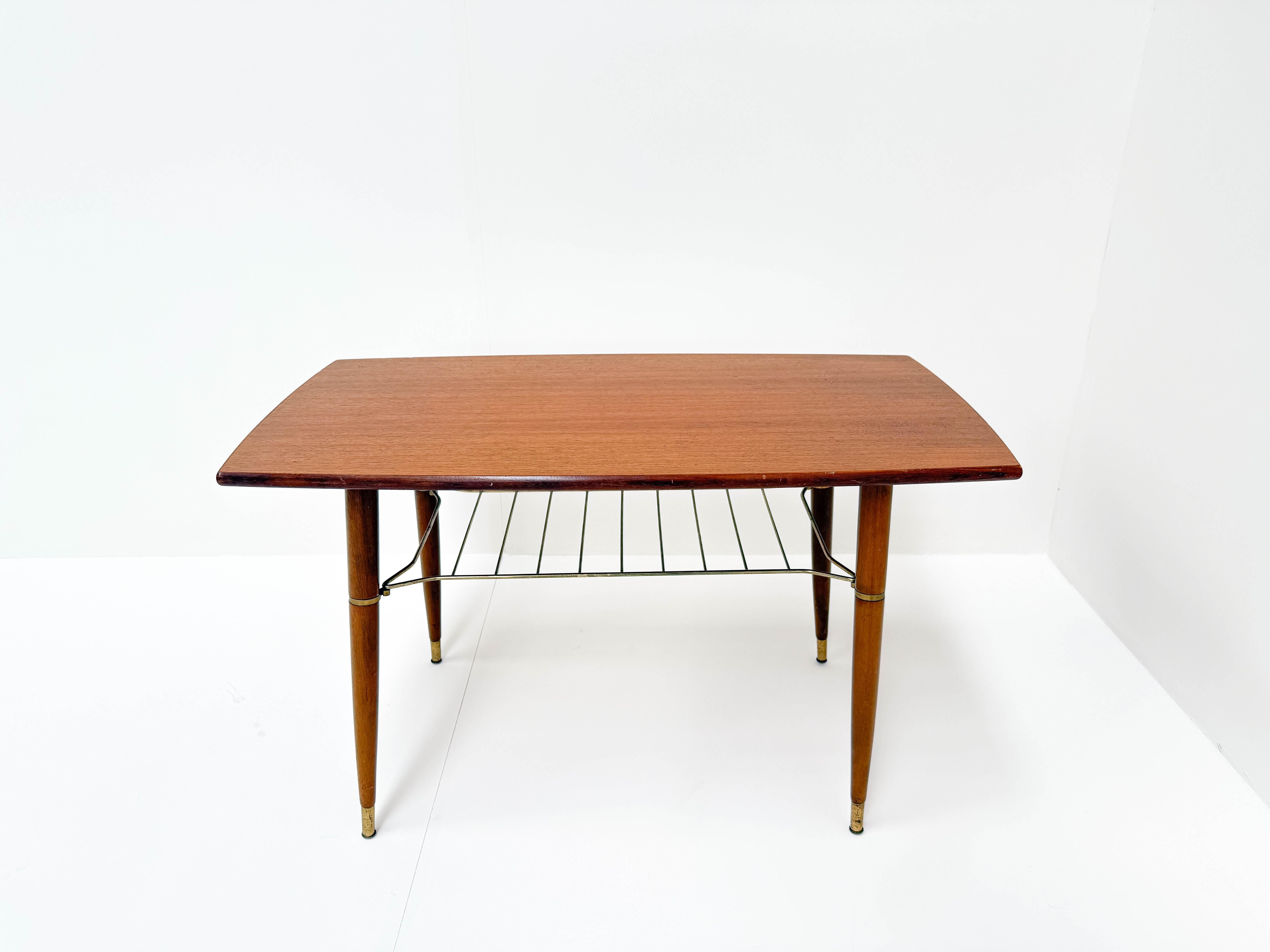 Mid-Century Modern Coffee Table with Brass Details For Sale 3