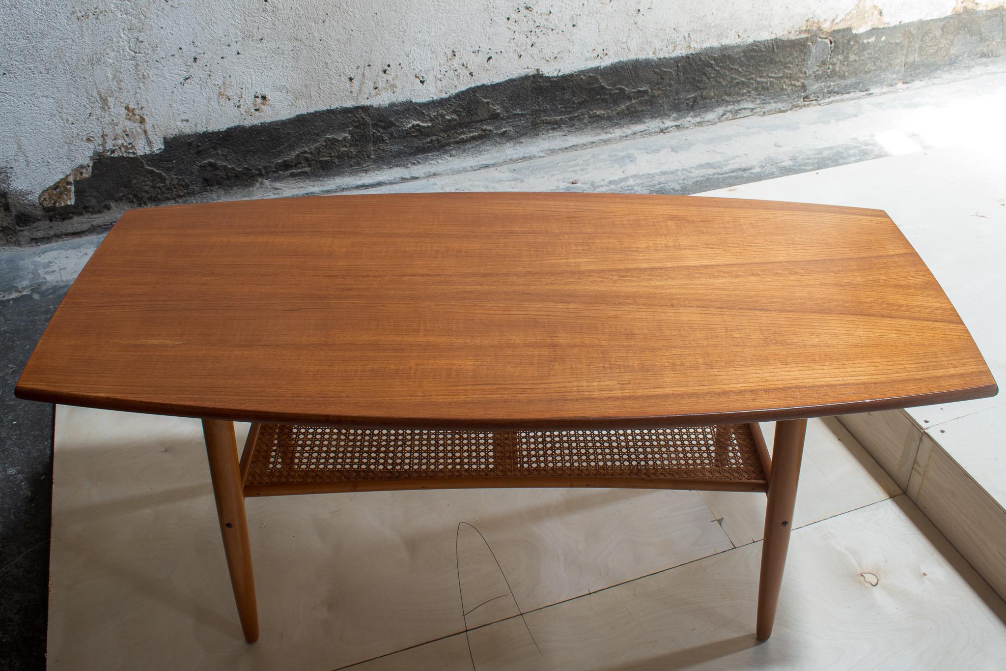 Mid-Century Modern Table basse moderne du milieu du siècle dernier avec étagère en rotin en vente