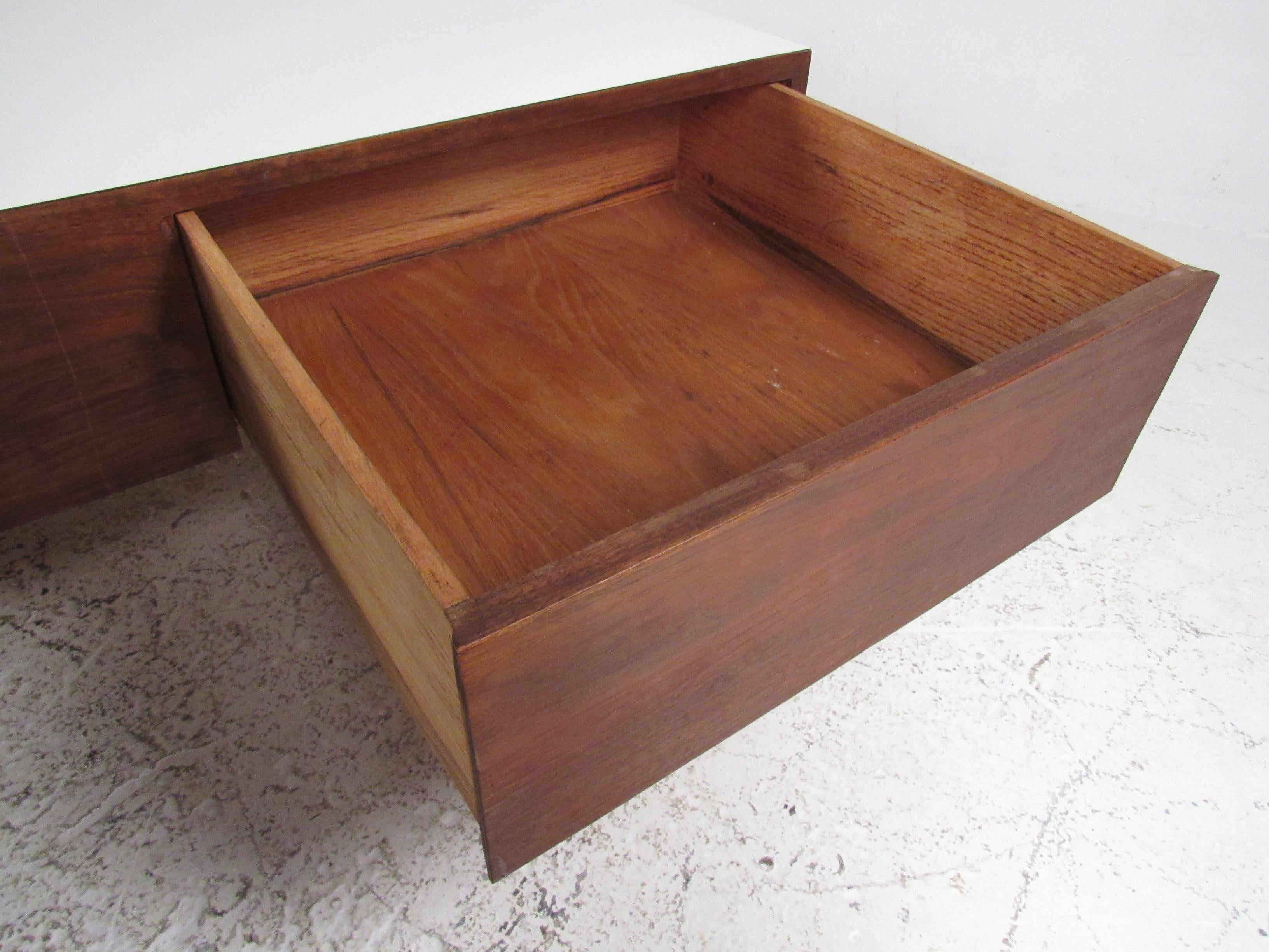 Table basse avec tiroirs, style mi-siècle moderne en vente 4