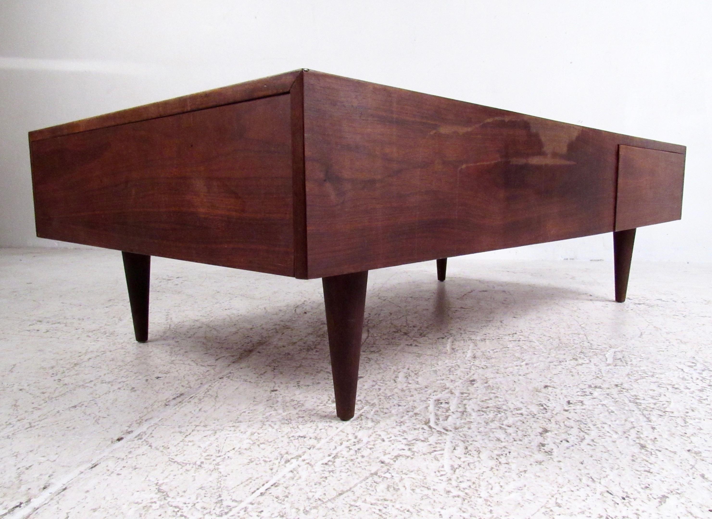 Mid-Century Modern Coffee Table with Drawers For Sale 3
