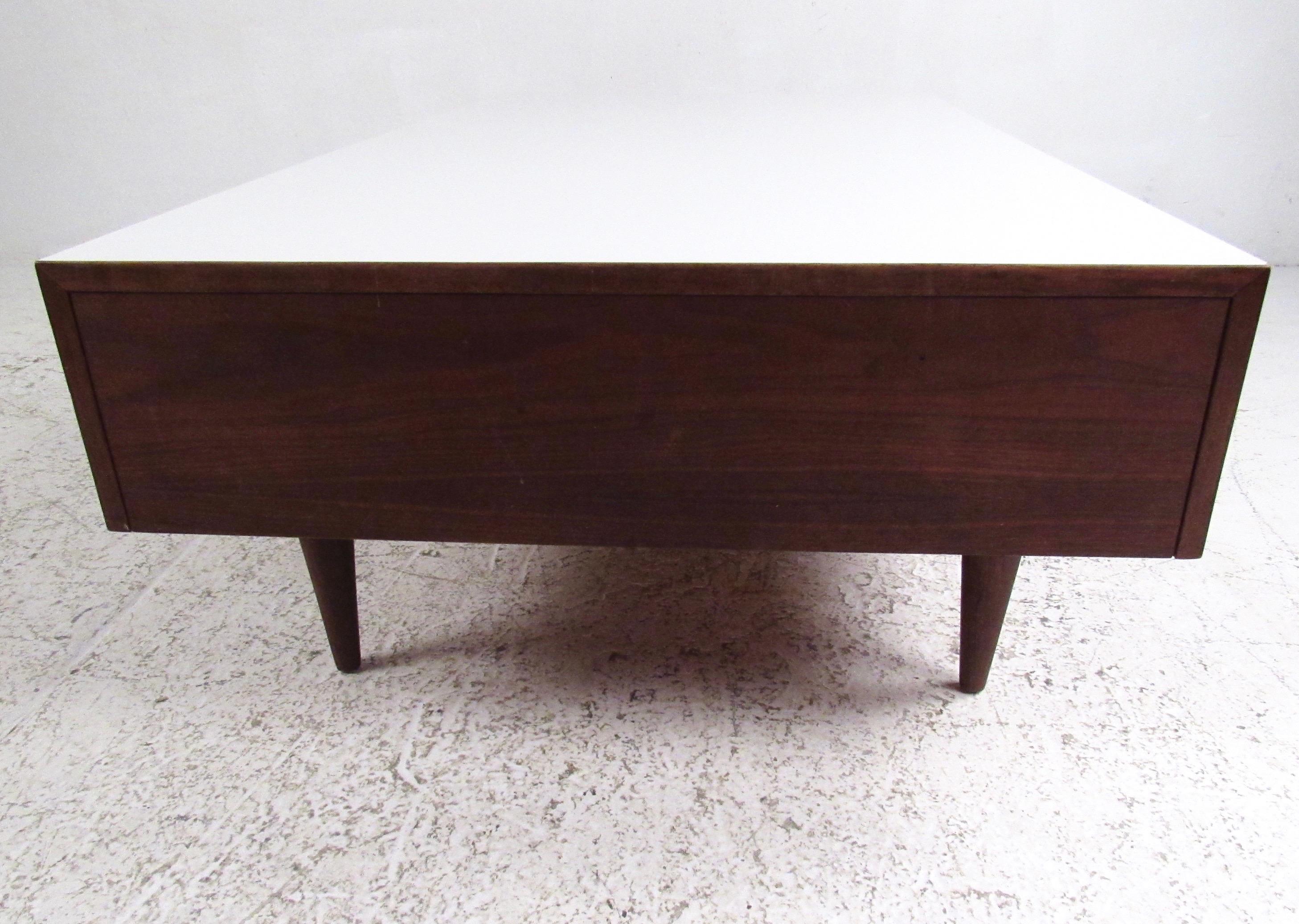 Mid-Century Modern Coffee Table with Drawers For Sale 4