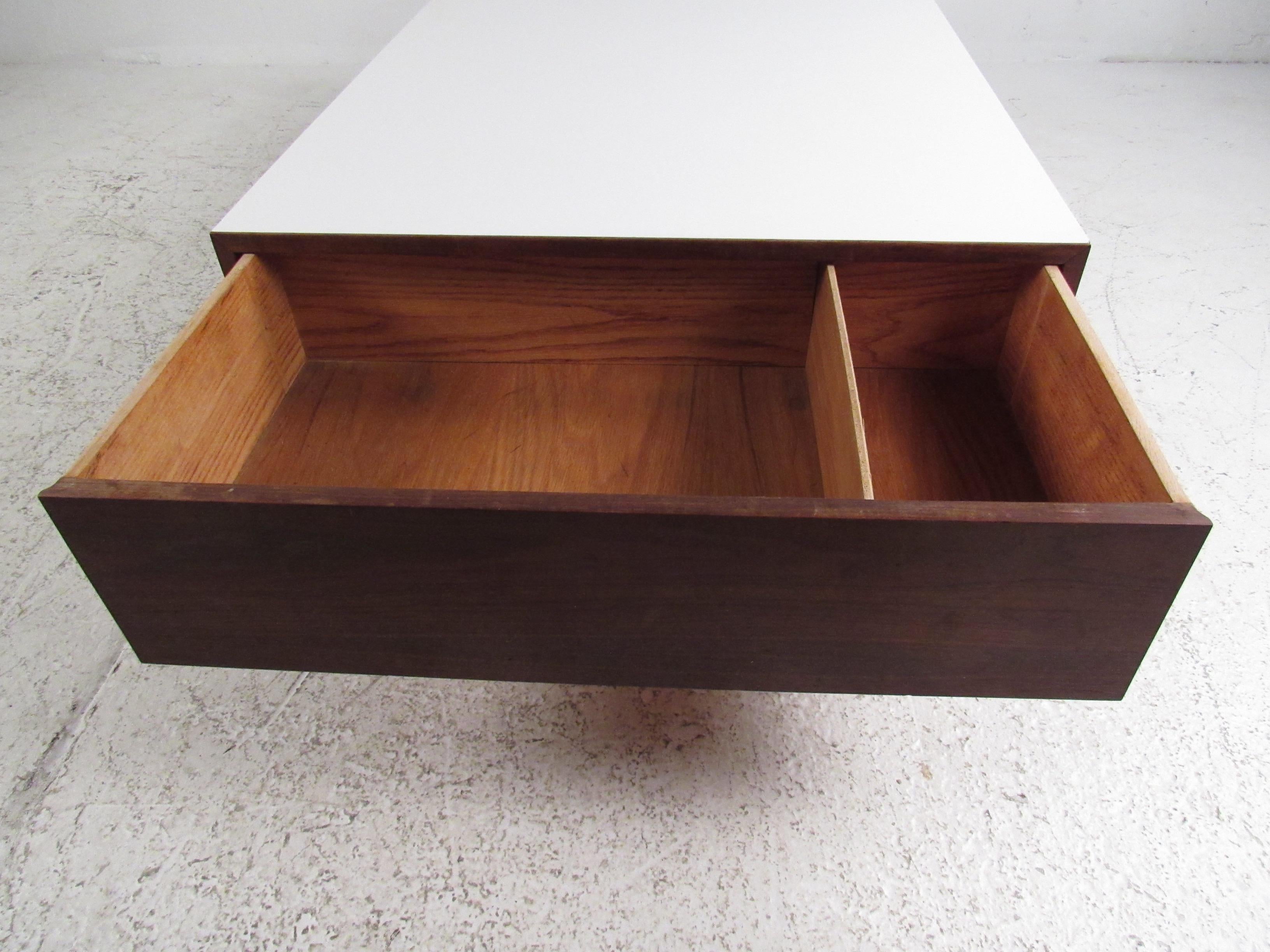 Mid-Century Modern Coffee Table with Drawers For Sale 5