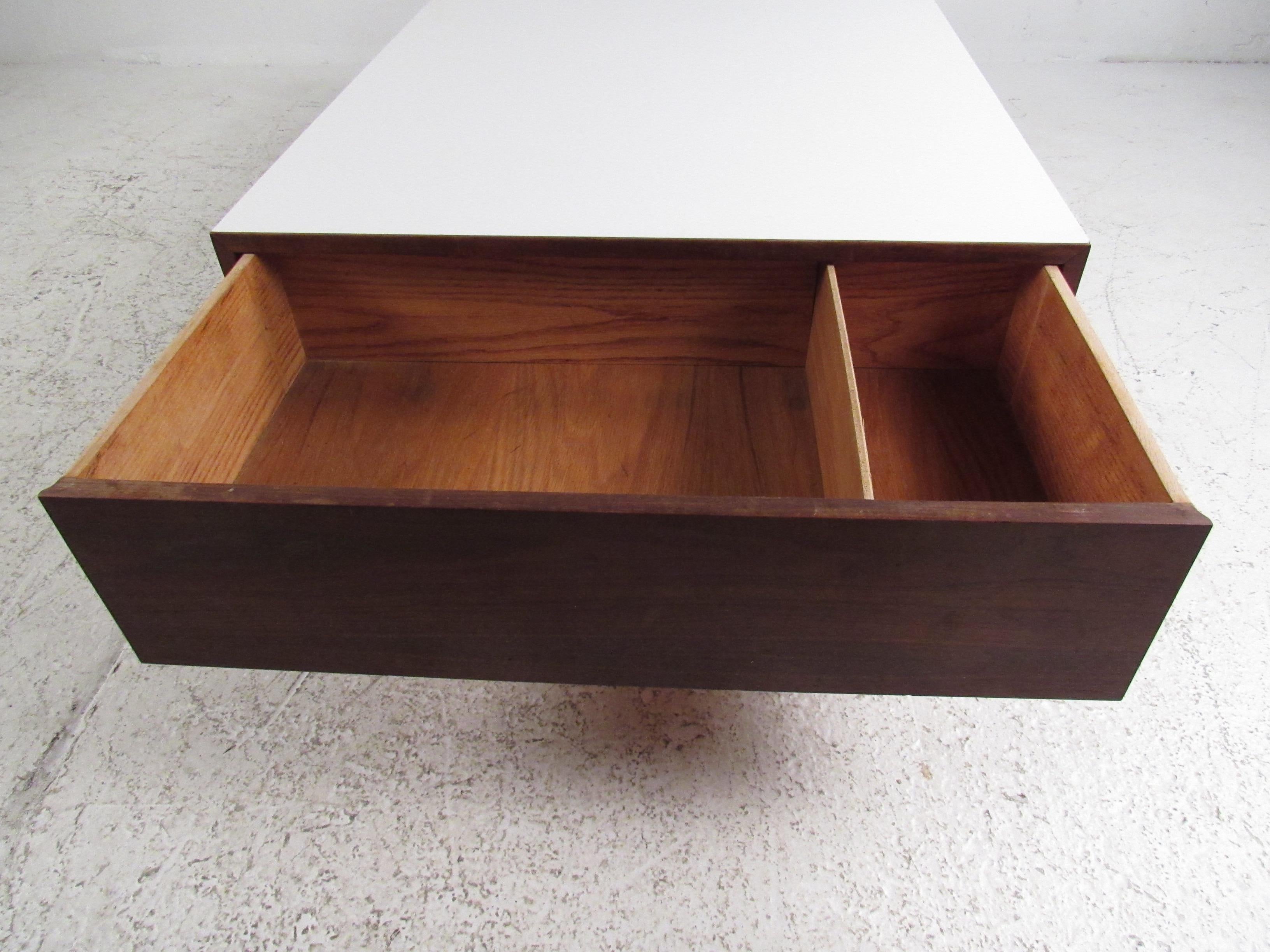 Table basse avec tiroirs, style mi-siècle moderne en vente 7