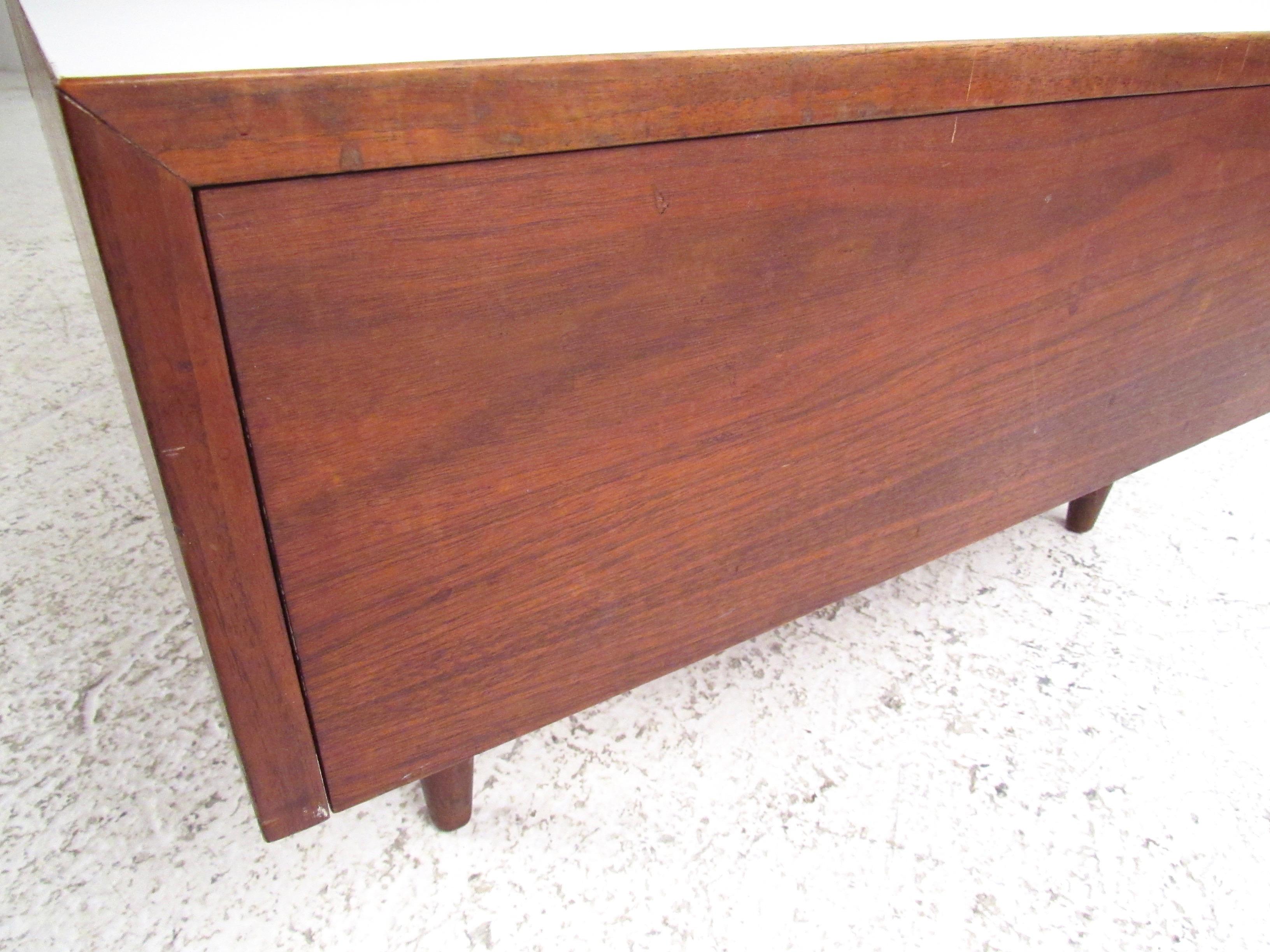 Mid-Century Modern Coffee Table with Drawers For Sale 6