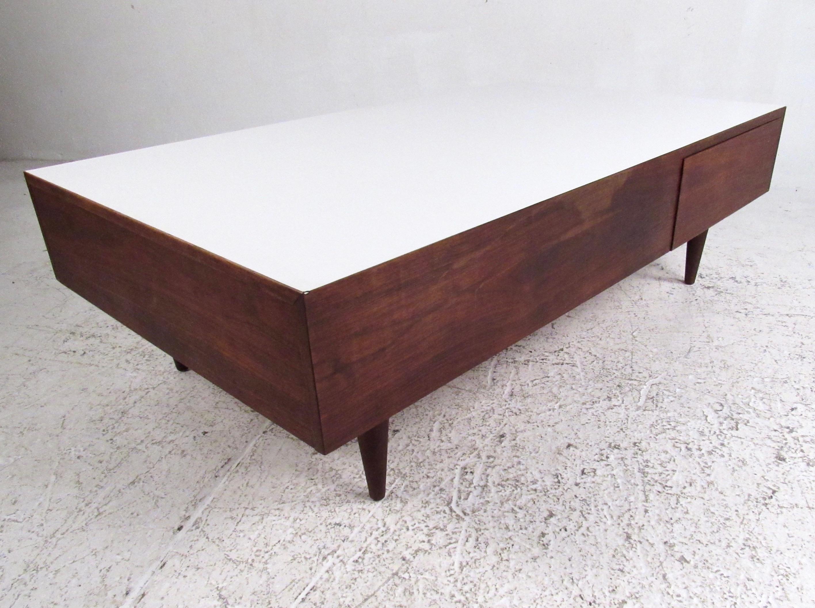 Mid-Century Modern Table basse avec tiroirs, style mi-siècle moderne en vente