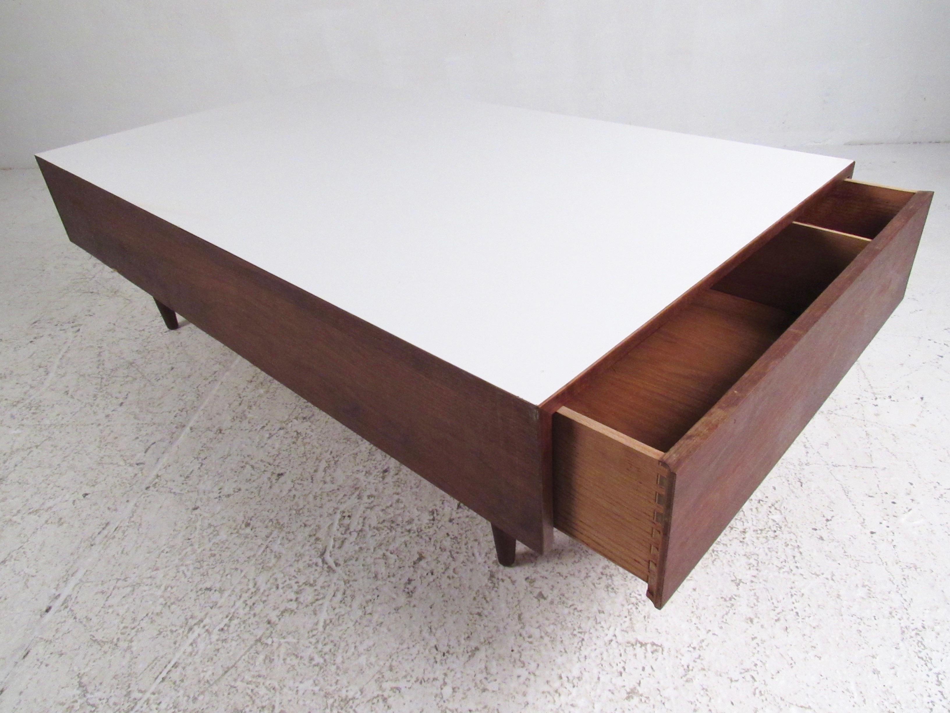 Noyer Table basse avec tiroirs, style mi-siècle moderne en vente