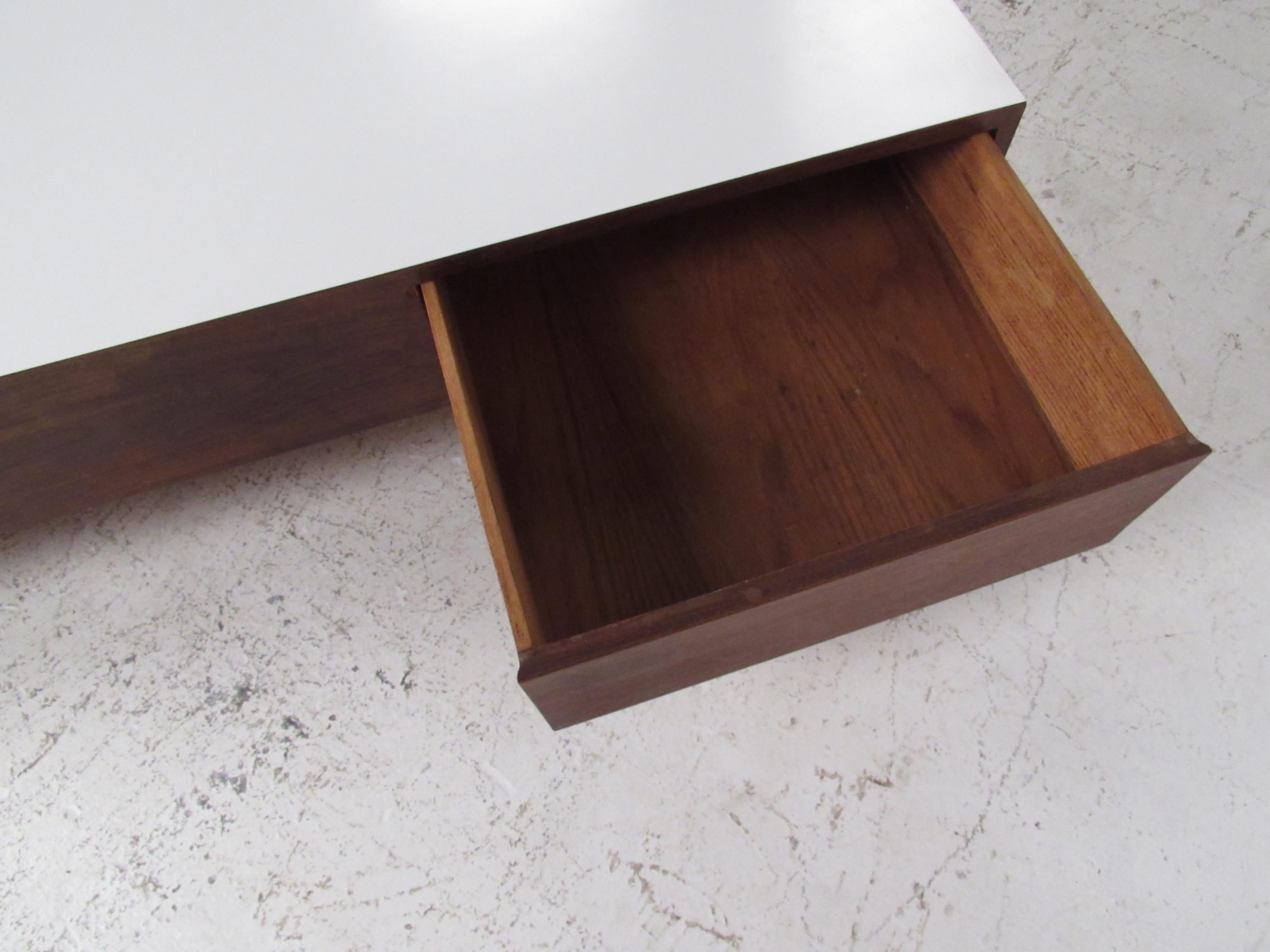 Late 20th Century Mid-Century Modern Coffee Table with Drawers For Sale