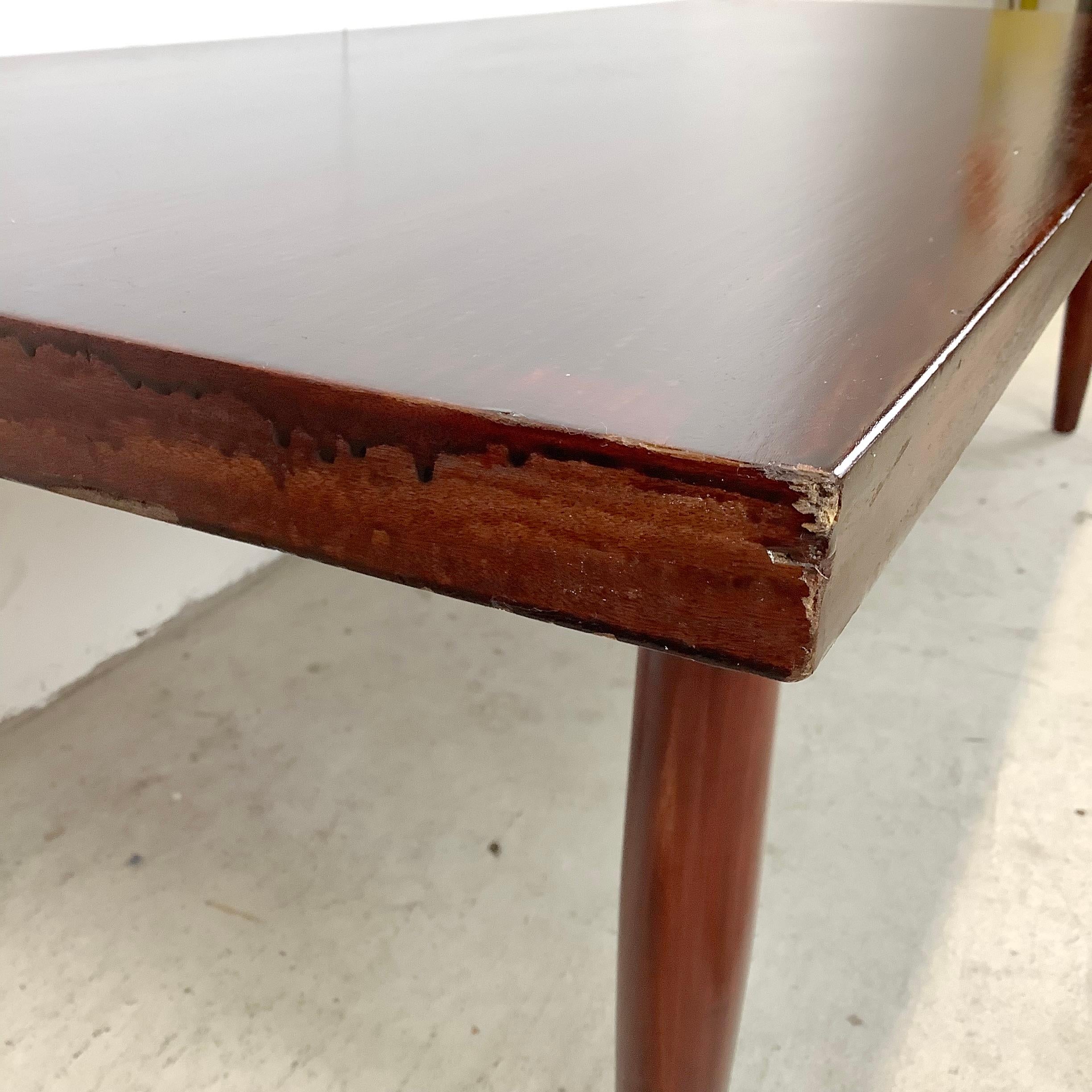 Mid-Century Modern Coffee Table with Tapered Legs For Sale 4