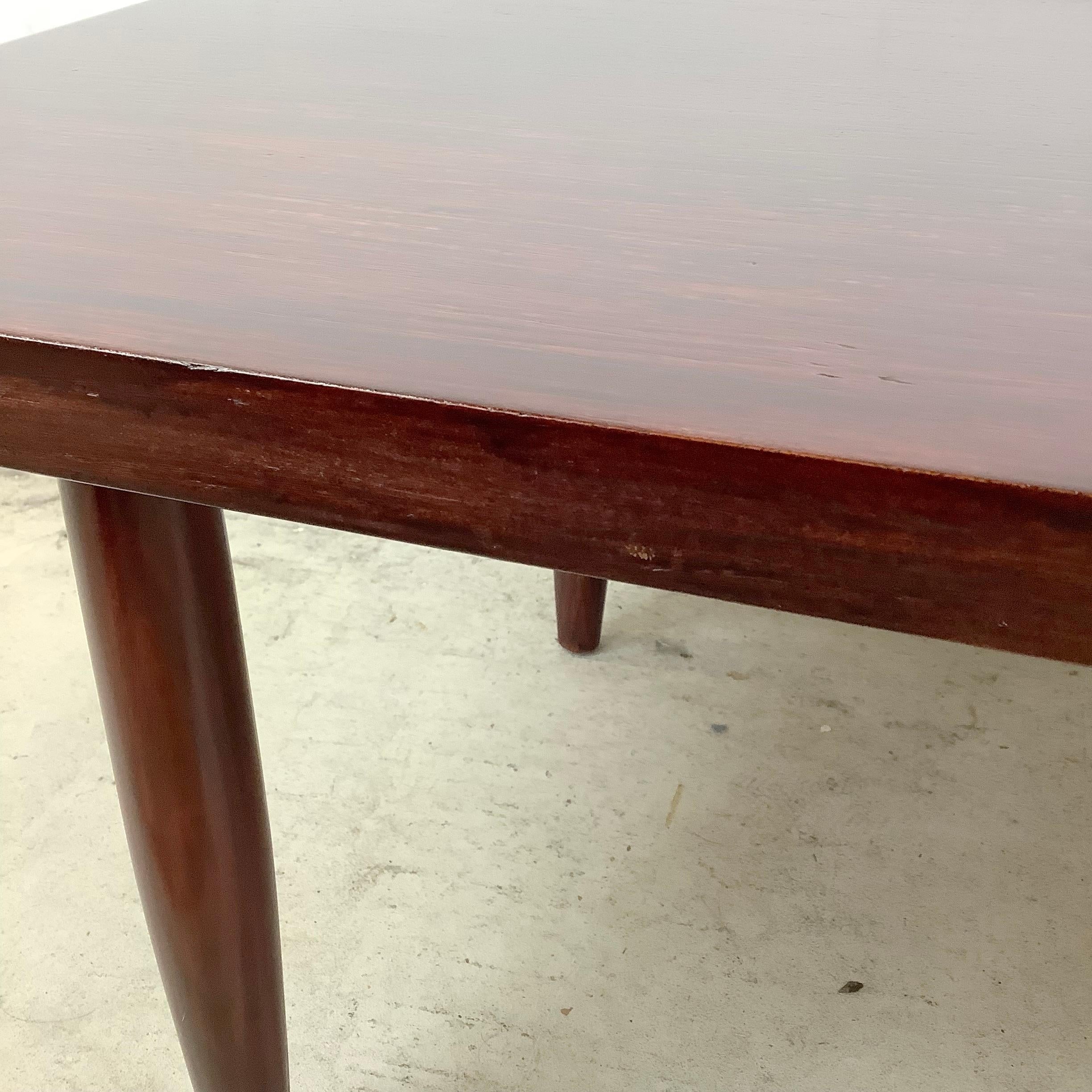 Table basse moderne du milieu du siècle dernier avec pieds fuselés en vente 5