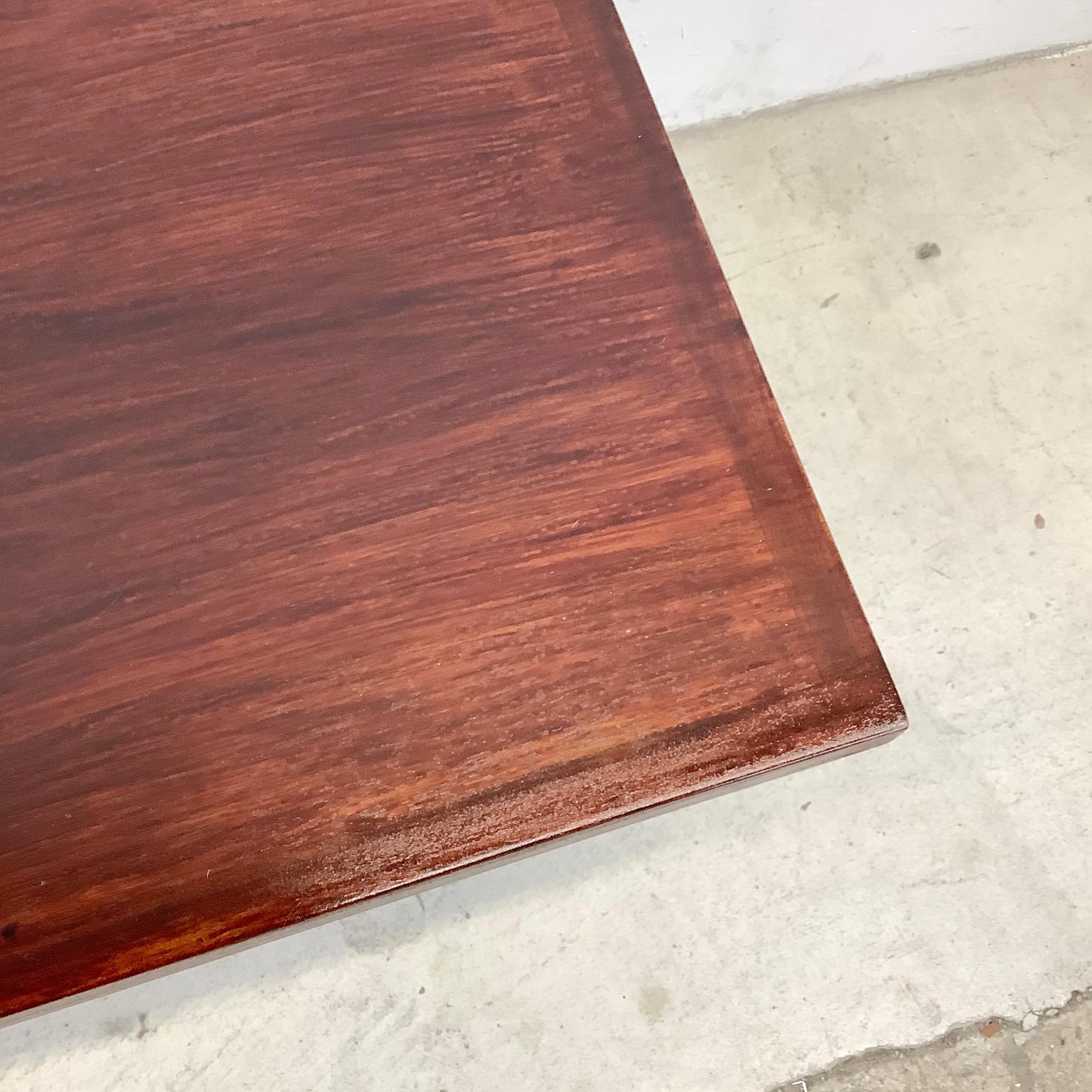 Table basse moderne du milieu du siècle dernier avec pieds fuselés en vente 9