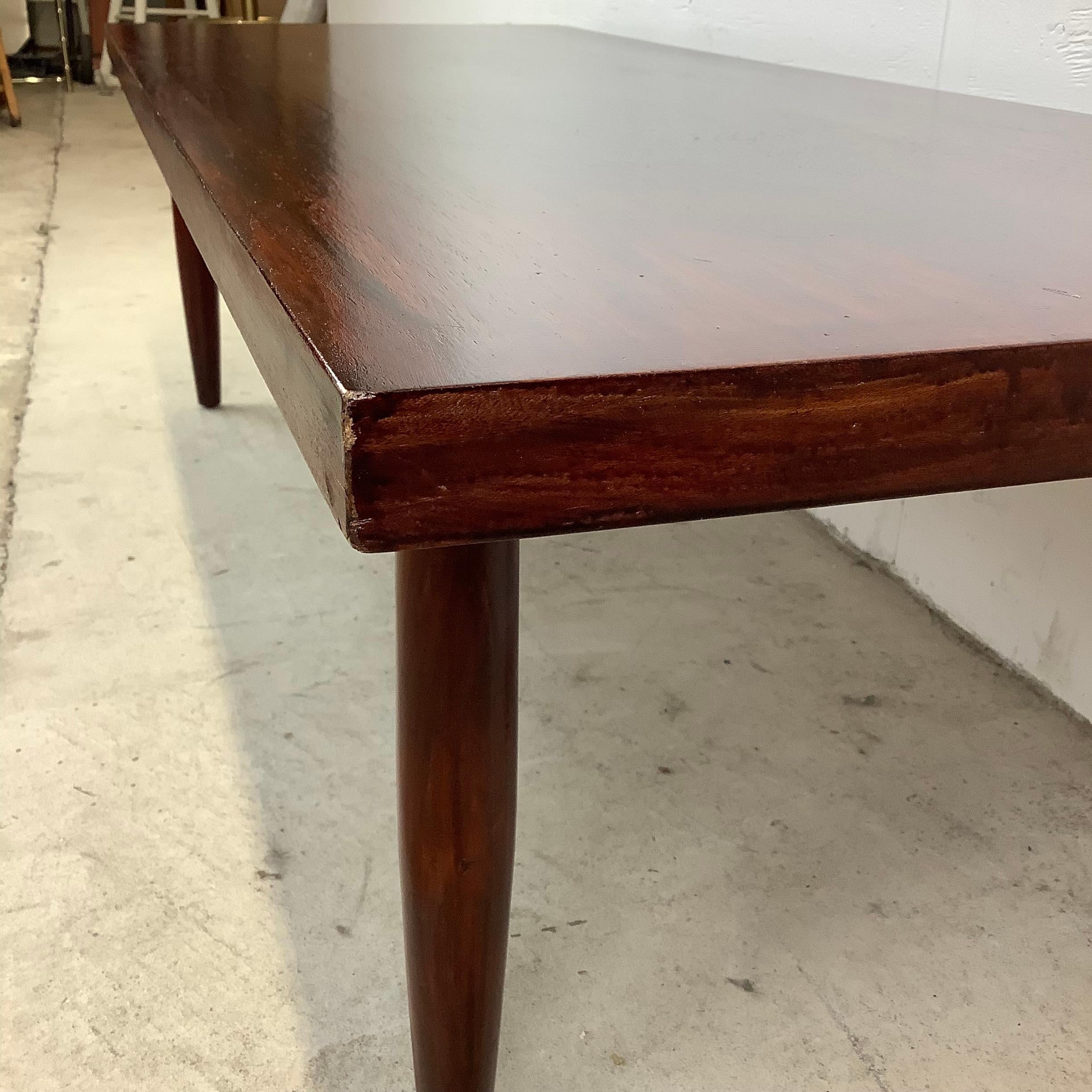 Table basse moderne du milieu du siècle dernier avec pieds fuselés en vente 10