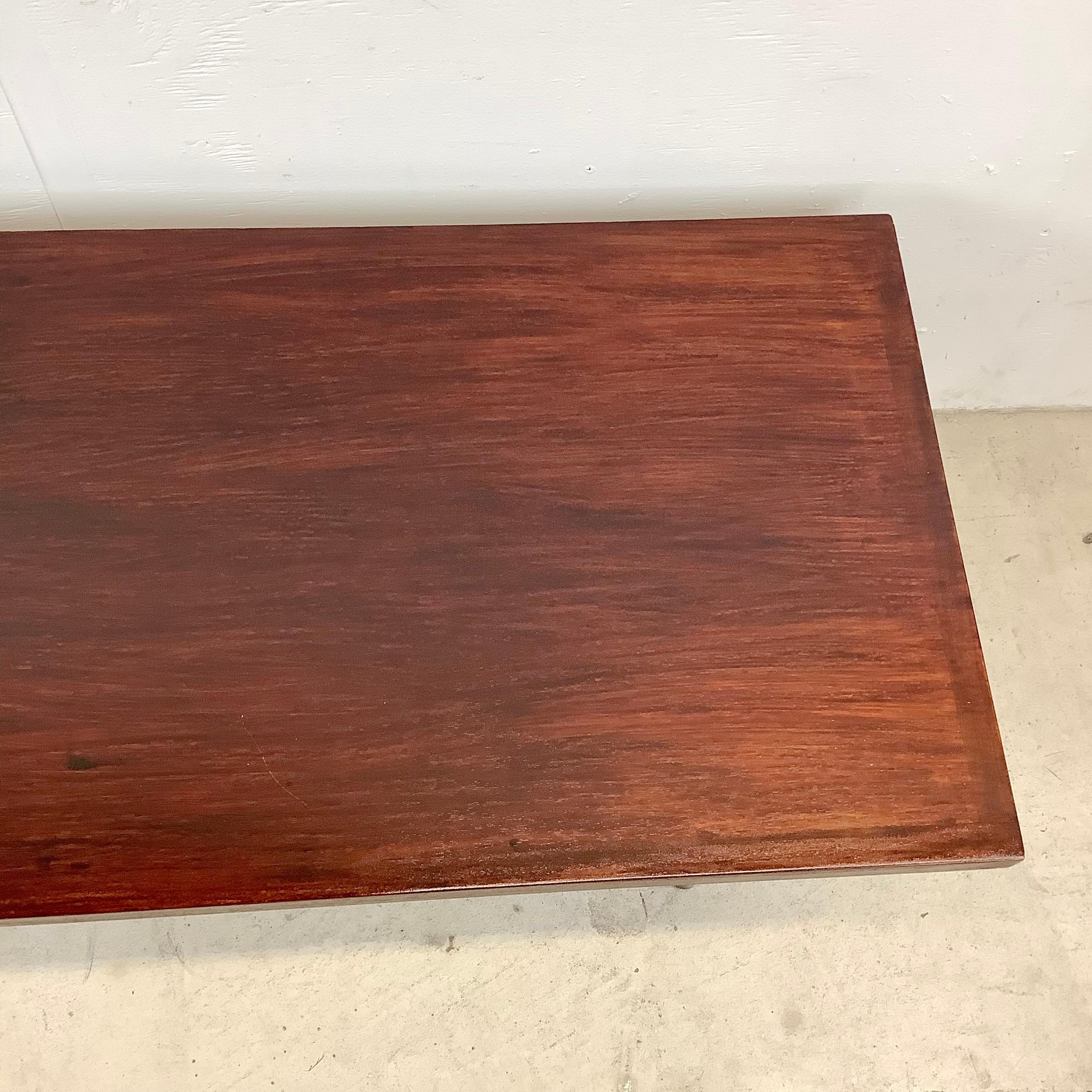 Placage Table basse moderne du milieu du siècle dernier avec pieds fuselés en vente