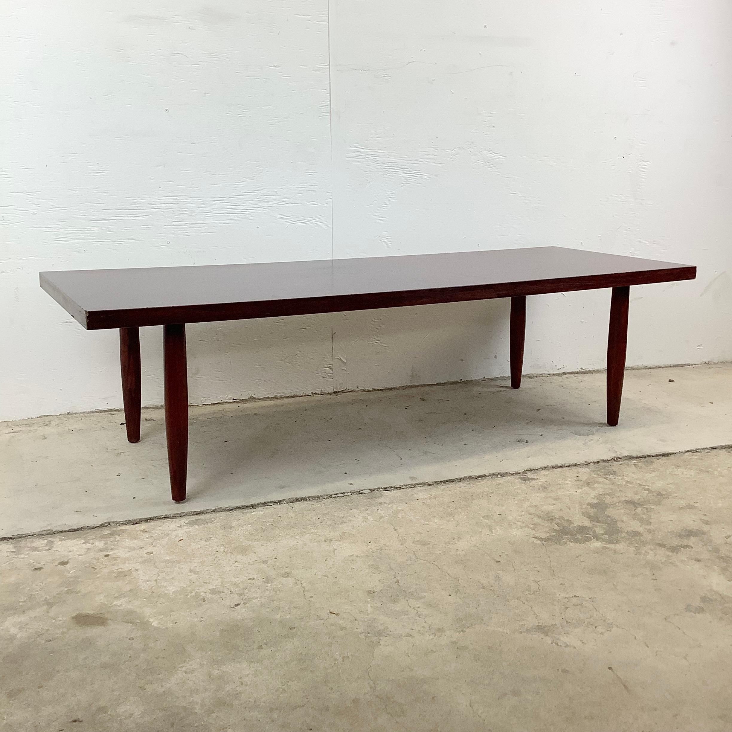 Table basse moderne du milieu du siècle dernier avec pieds fuselés Bon état - En vente à Trenton, NJ