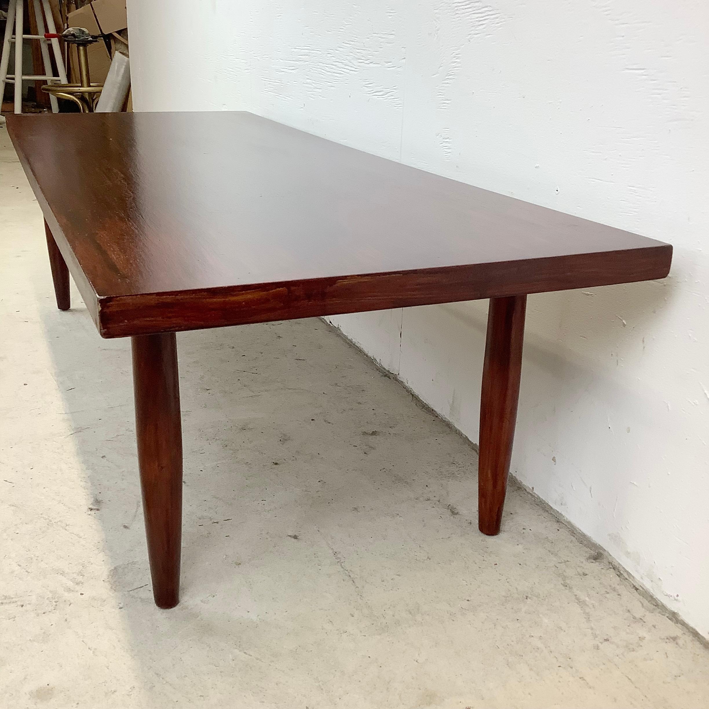 Milieu du XXe siècle Table basse moderne du milieu du siècle dernier avec pieds fuselés en vente