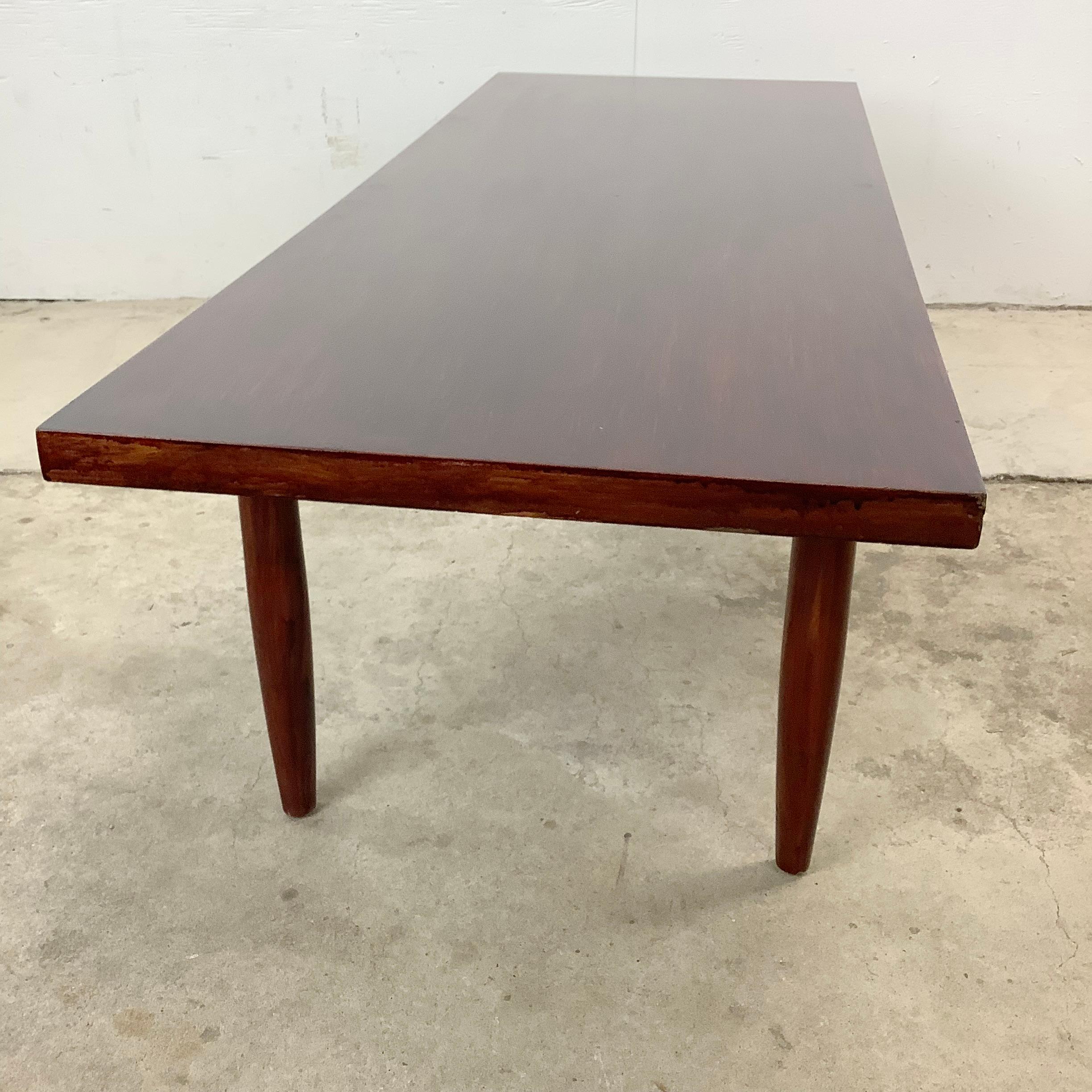 Bois Table basse moderne du milieu du siècle dernier avec pieds fuselés en vente