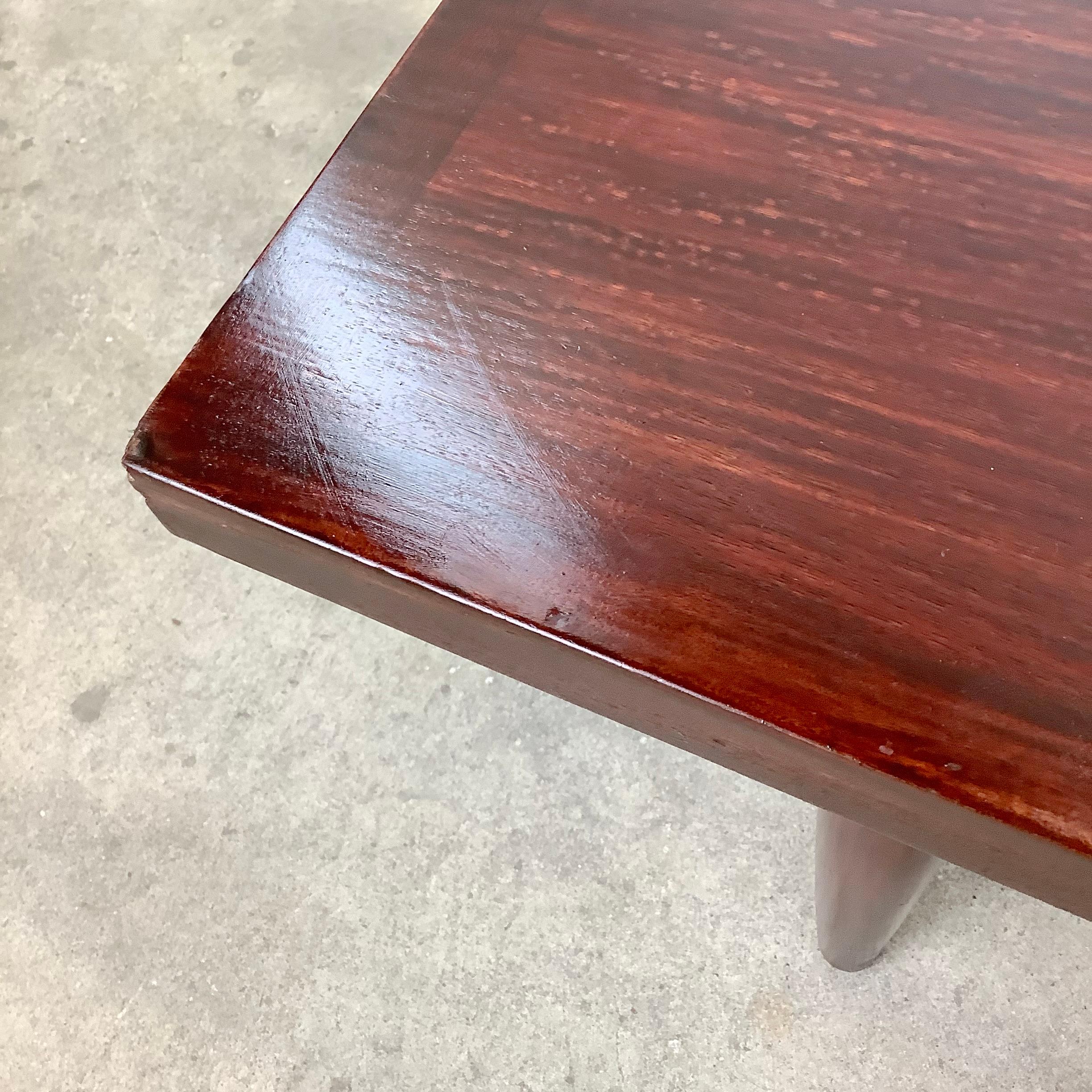 Table basse moderne du milieu du siècle dernier avec pieds fuselés en vente 1