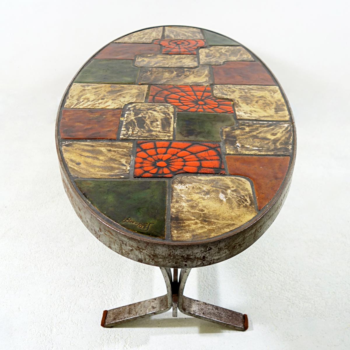 Table basse de forme oblongue très solide avec un cadre en acier et un motif de carreaux élégant. 
Les 22 tuiles ont trois couleurs différentes : beige saturé:: vert saturé et rouge saturé avec un motif de toile d'araignée. 
L'un des carreaux verts