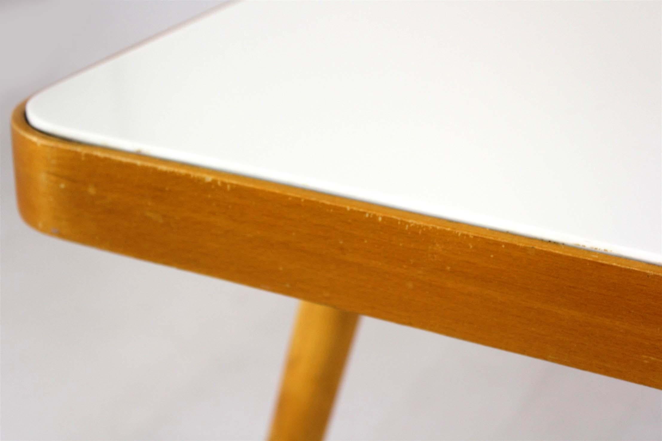 Moderner Couchtisch aus der Jahrhundertmitte mit weißer Glasplatte, 1960er Jahre im Angebot 6