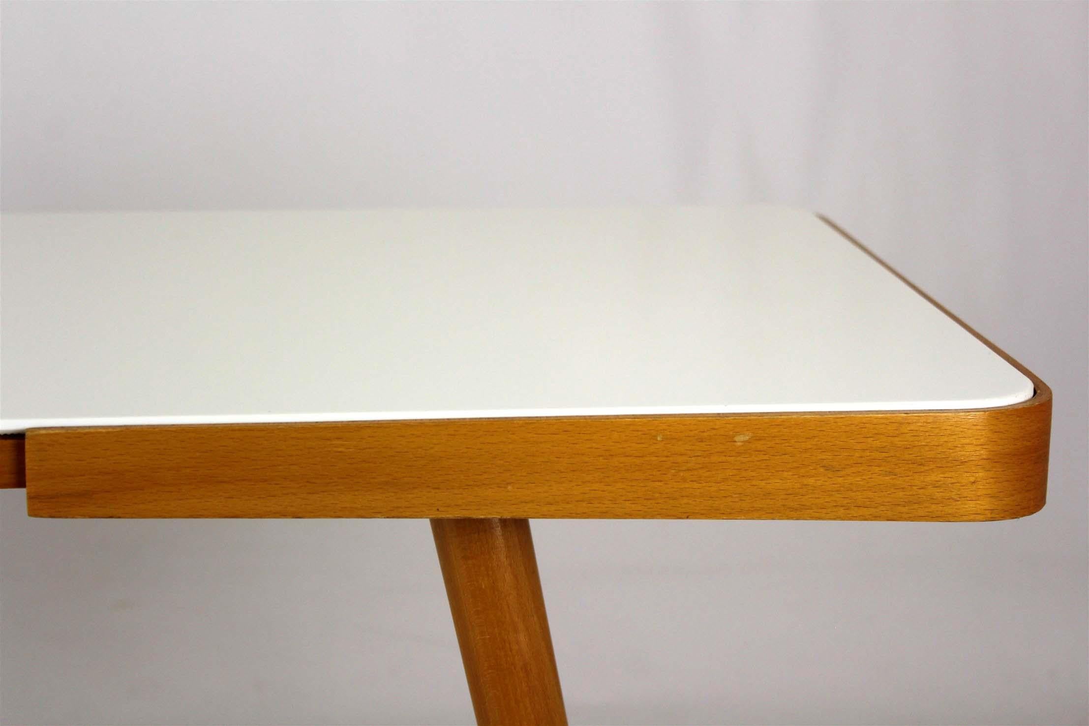 Moderner Couchtisch aus der Jahrhundertmitte mit weißer Glasplatte, 1960er Jahre im Angebot 7