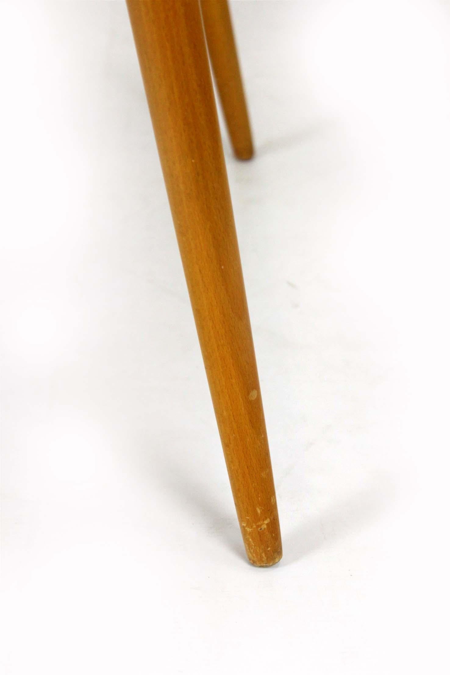 Moderner Couchtisch aus der Jahrhundertmitte mit weißer Glasplatte, 1960er Jahre im Angebot 8