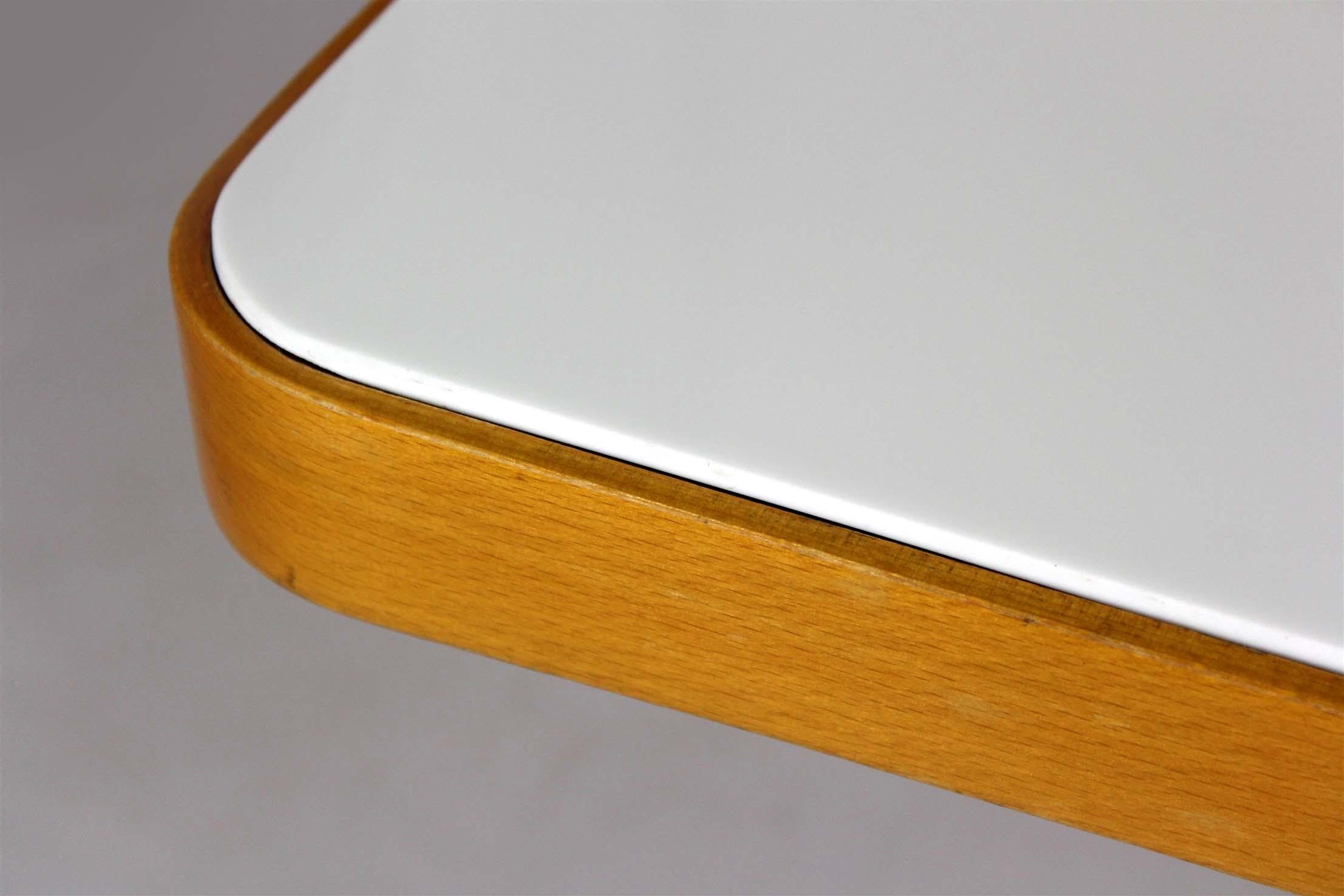 Moderner Couchtisch aus der Jahrhundertmitte mit weißer Glasplatte, 1960er Jahre im Angebot 9