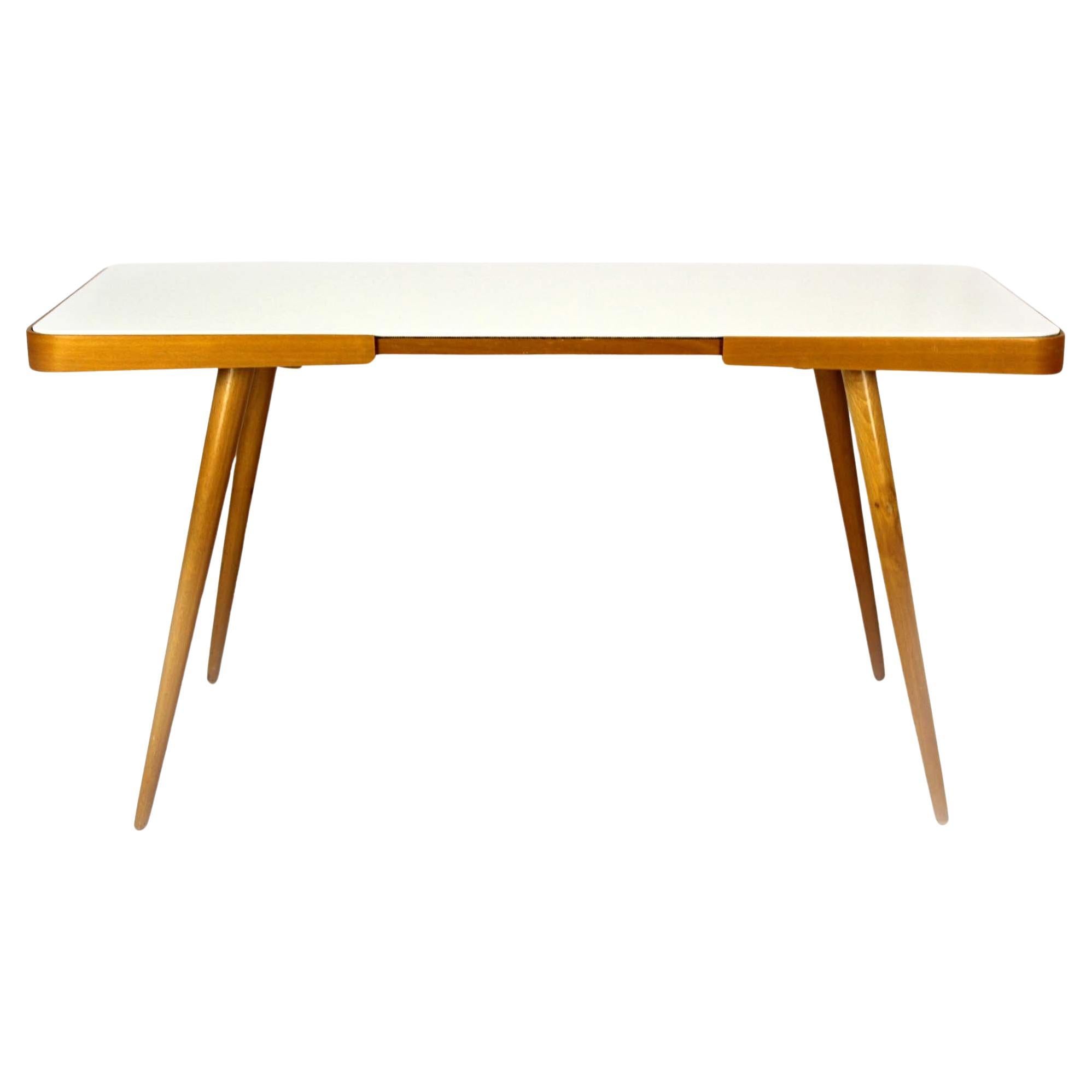 Dieser Couchtisch, der in den 1960er Jahren von Cesky Nabytek hergestellt wurde, ist mit seiner authentischen weißen Glasplatte und dem originalen Holzrahmen in einem hervorragenden Originalzustand. Ein elegantes Stück für Liebhaber des