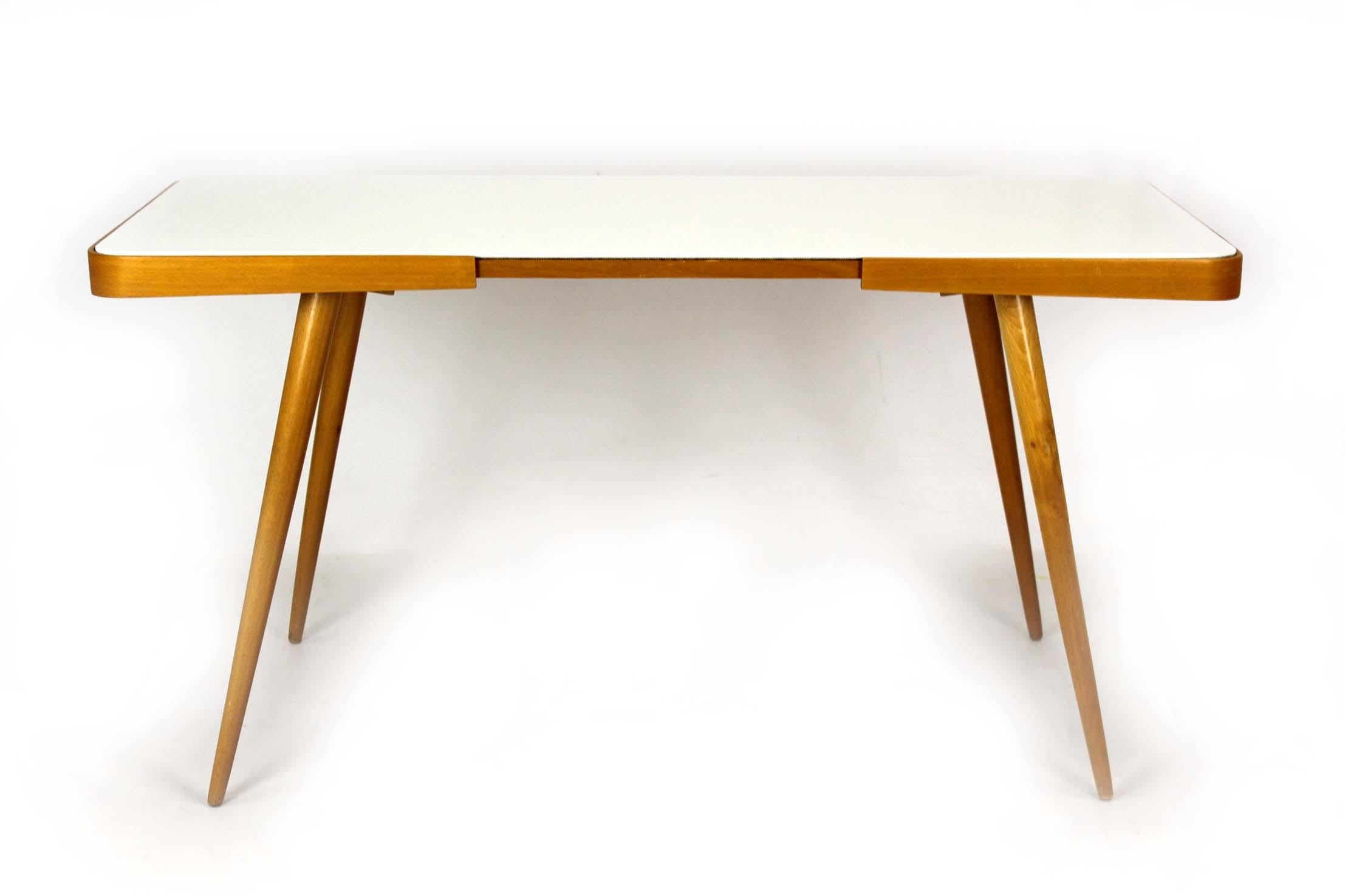 Moderner Couchtisch aus der Jahrhundertmitte mit weißer Glasplatte, 1960er Jahre (Moderne der Mitte des Jahrhunderts) im Angebot