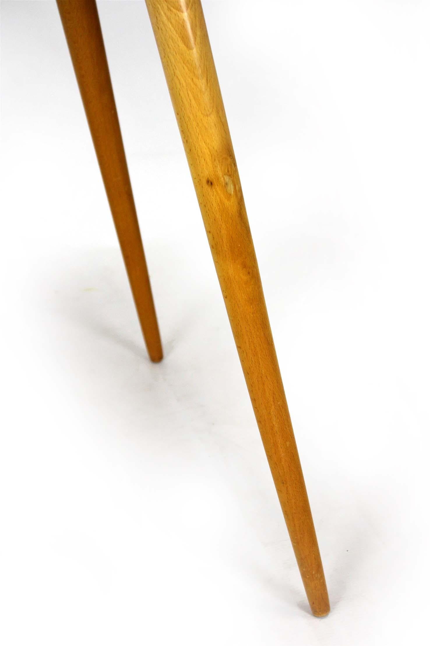 Moderner Couchtisch aus der Jahrhundertmitte mit weißer Glasplatte, 1960er Jahre im Angebot 1