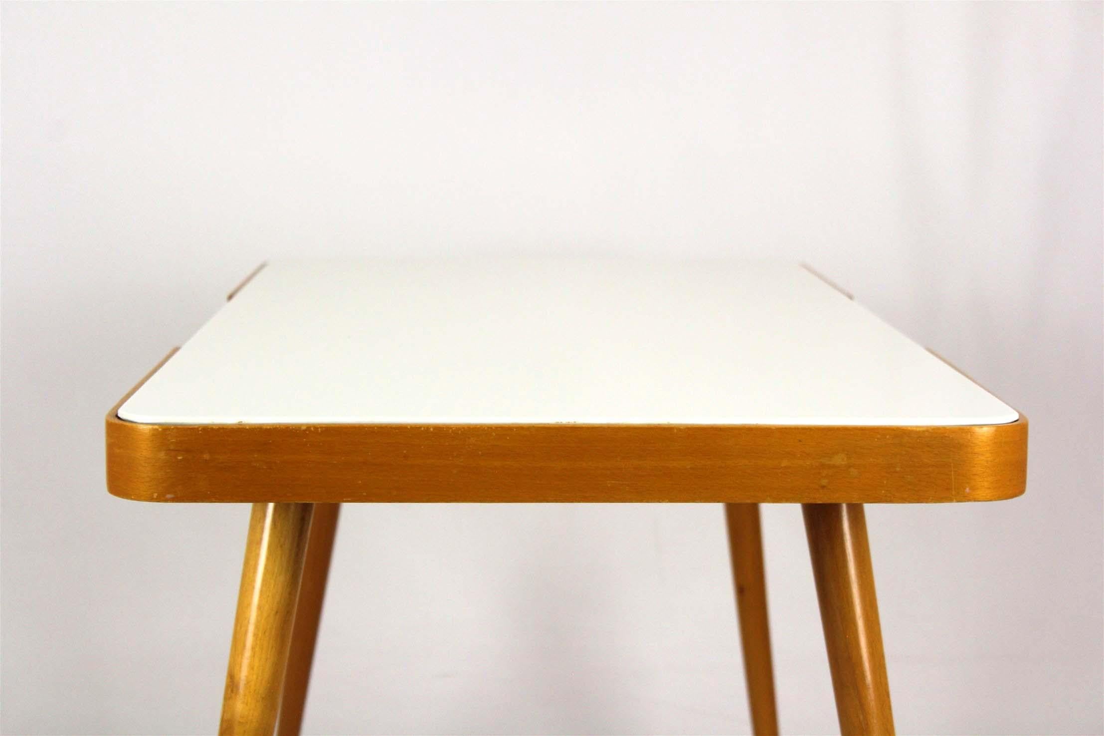 Moderner Couchtisch aus der Jahrhundertmitte mit weißer Glasplatte, 1960er Jahre im Angebot 3