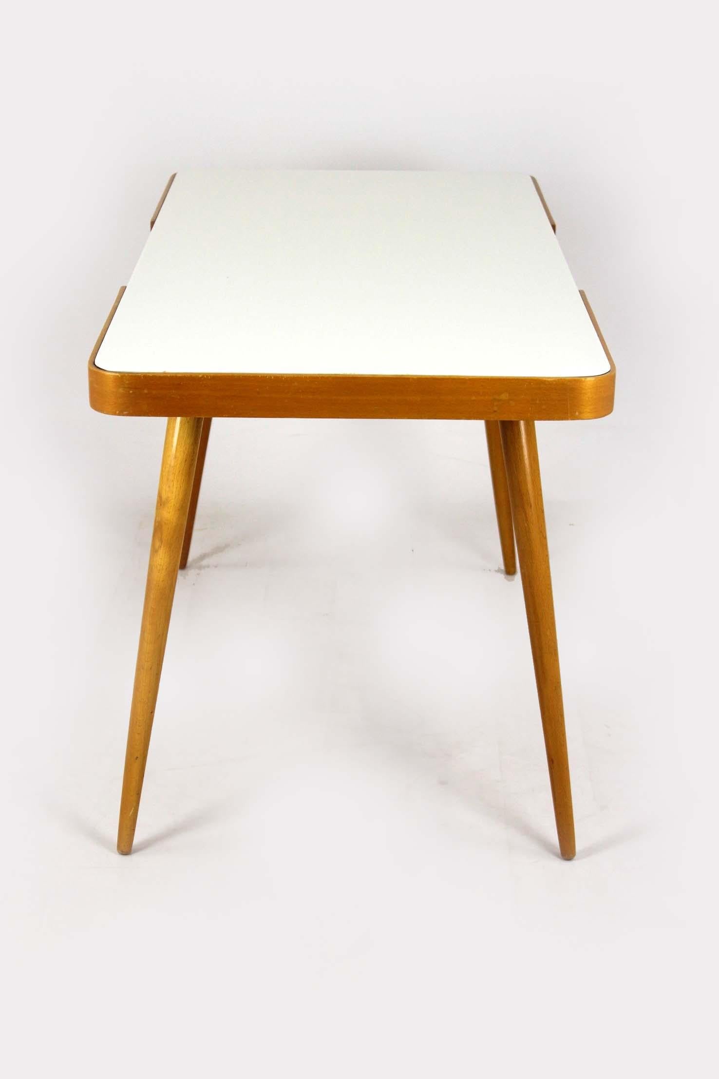 Moderner Couchtisch aus der Jahrhundertmitte mit weißer Glasplatte, 1960er Jahre im Angebot 4