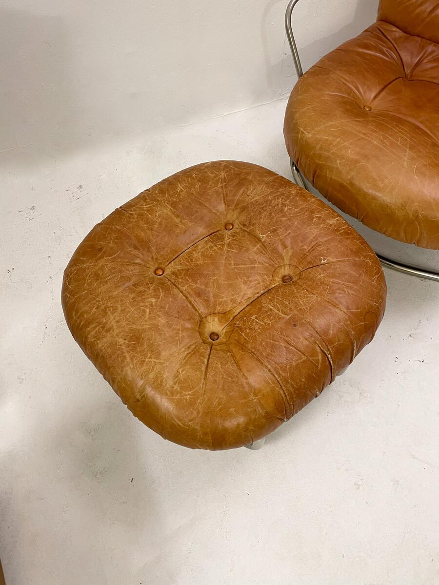 Mid-Century Modern Cognac Leather Armchair and Ottoman Mod 915 by Carlo de Carli In Fair Condition For Sale In Brussels, BE