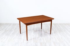 Fachmännisch restauriert - Mid-Century Modern Teak Expanding Draw-Leaf Dining Table