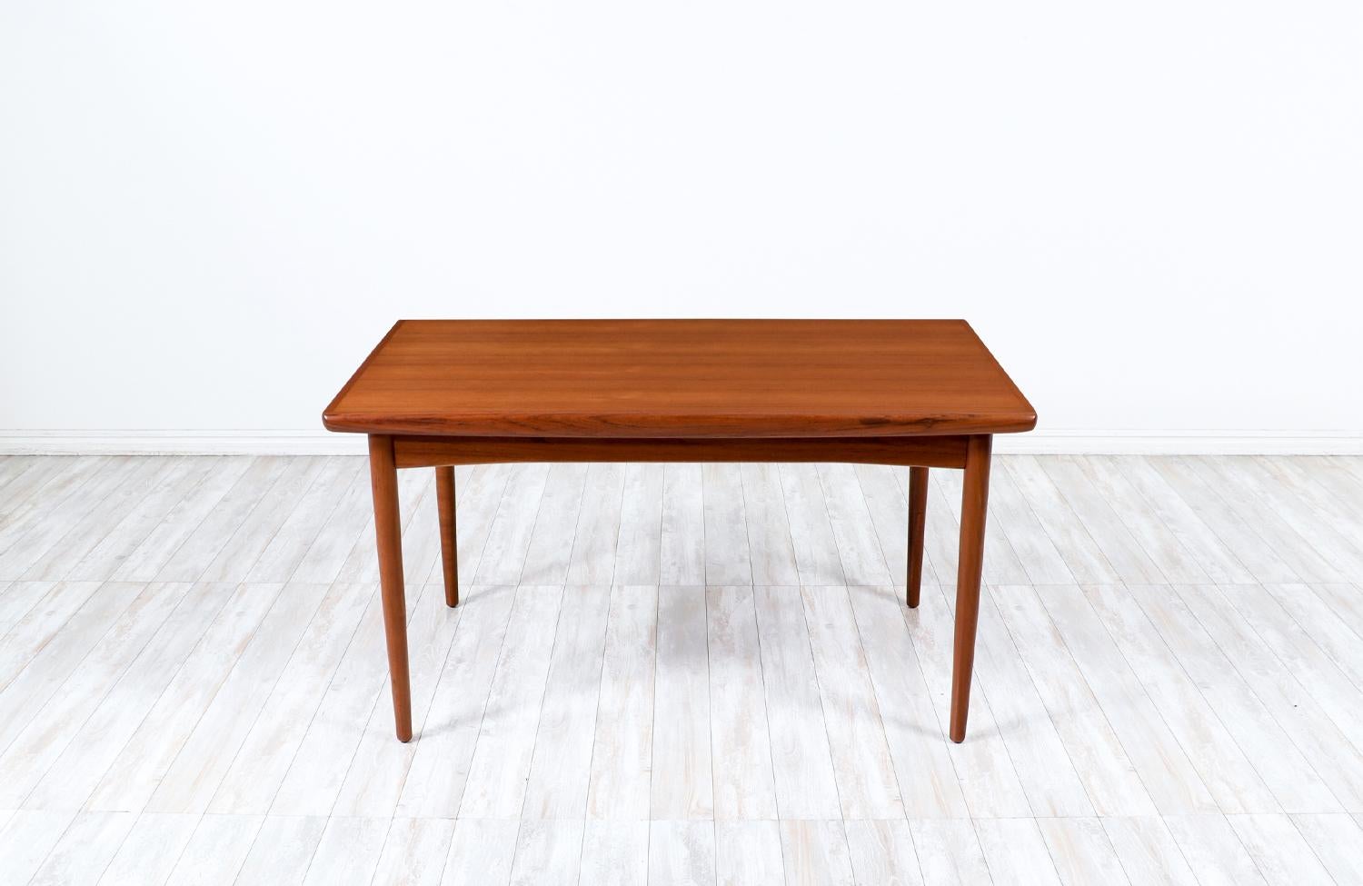 Expertly Restored - Mid-Century Modern Teak Expanding Draw-Leaf Dining Table In Excellent Condition For Sale In Los Angeles, CA
