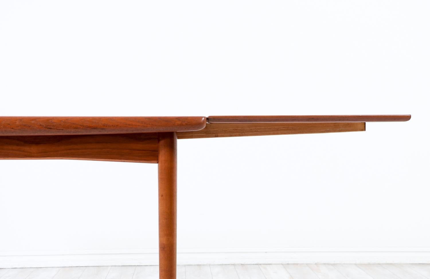 Expertly Restored - Mid-Century Modern Teak Expanding Draw-Leaf Dining Table For Sale 1