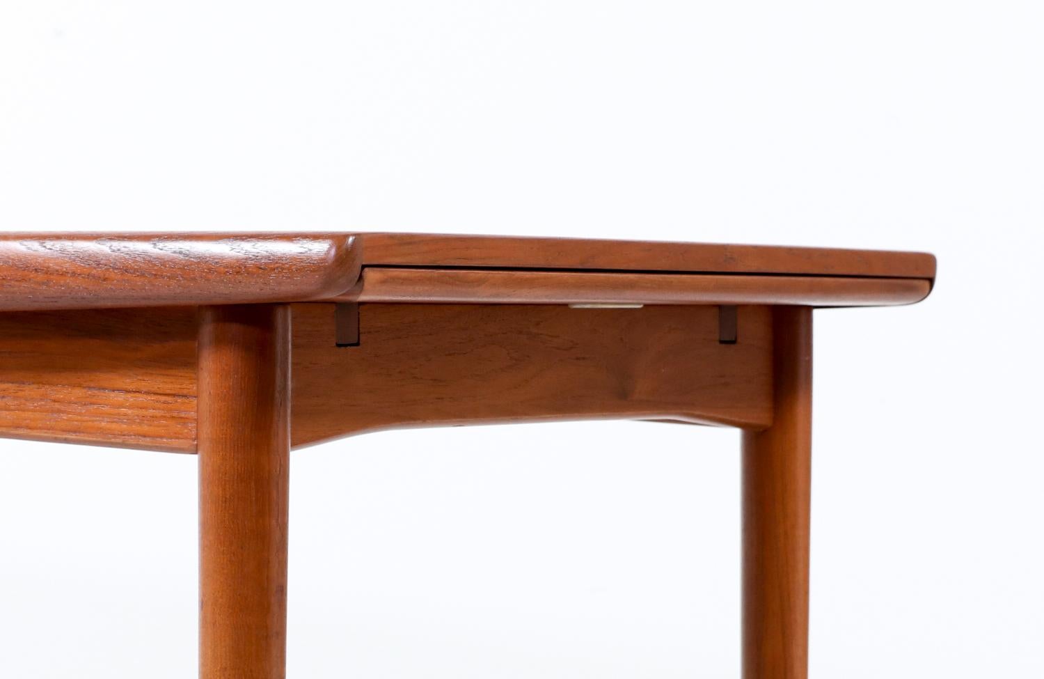 Expertly Restored - Mid-Century Modern Teak Expanding Draw-Leaf Dining Table For Sale 3