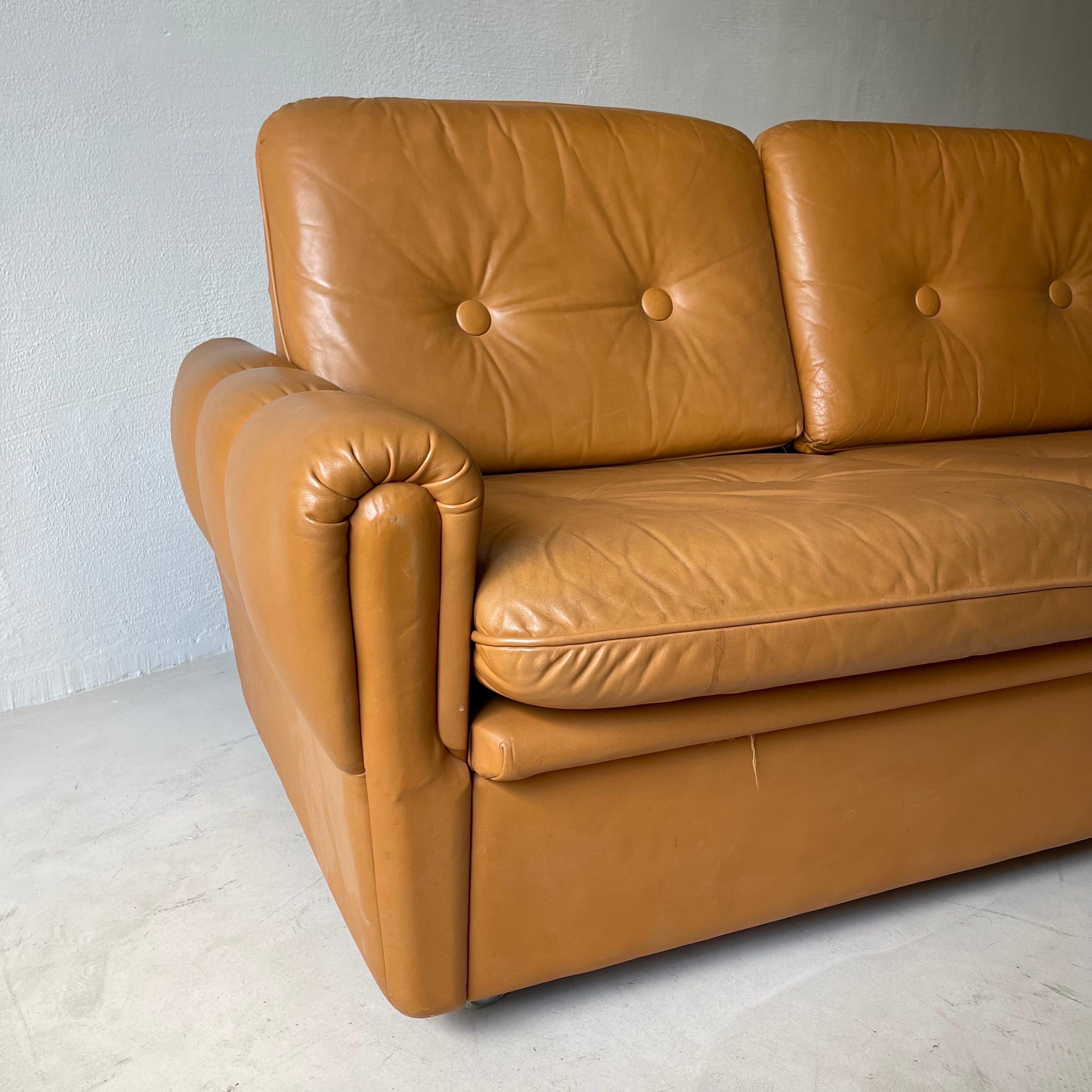 Mid-Century Modern Cognac Leather Sofa Daybed & Two Lounge Chairs, Italy 1970s For Sale 3