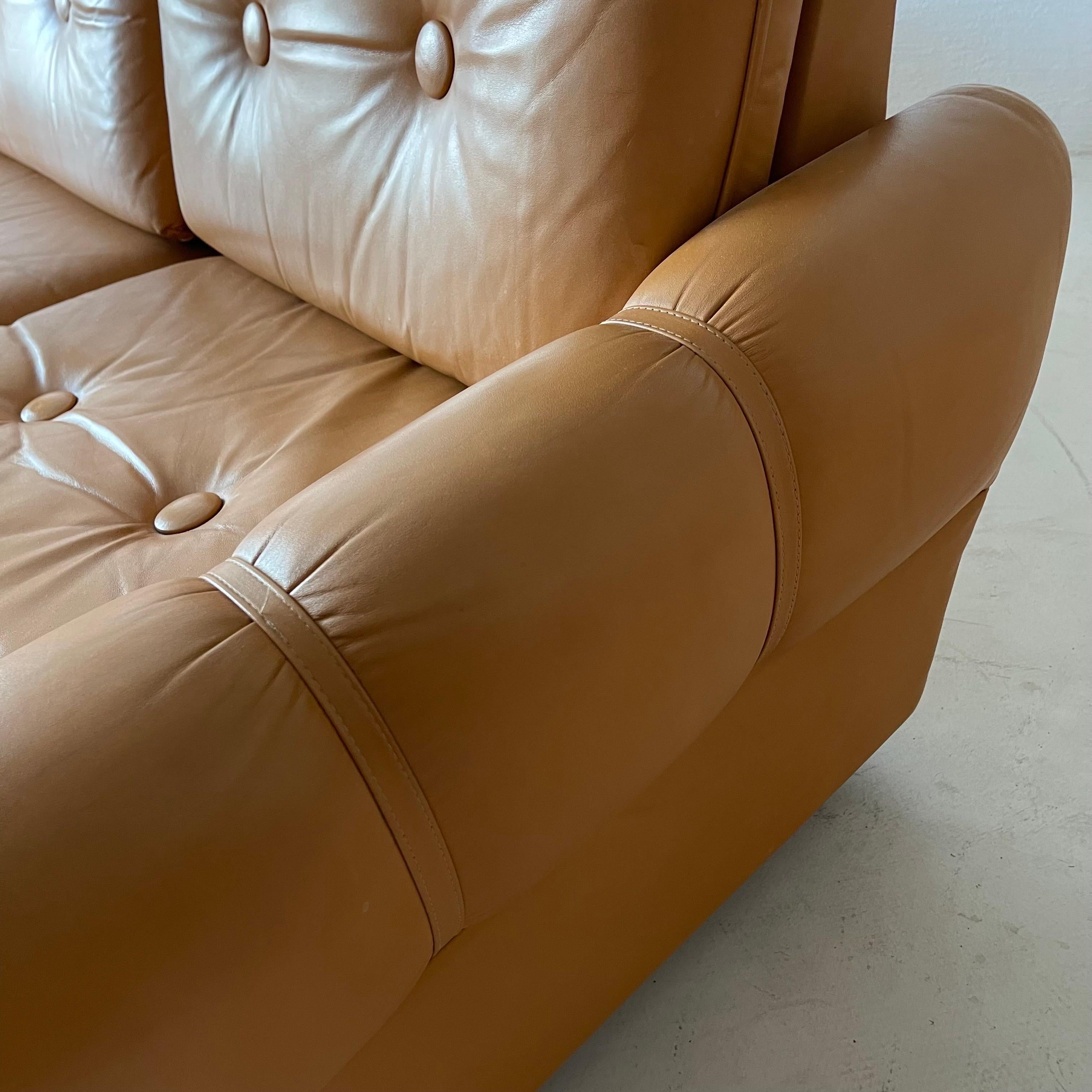 Mid-Century Modern Cognac Leather Sofa Daybed & Two Lounge Chairs, Italy 1970s For Sale 4