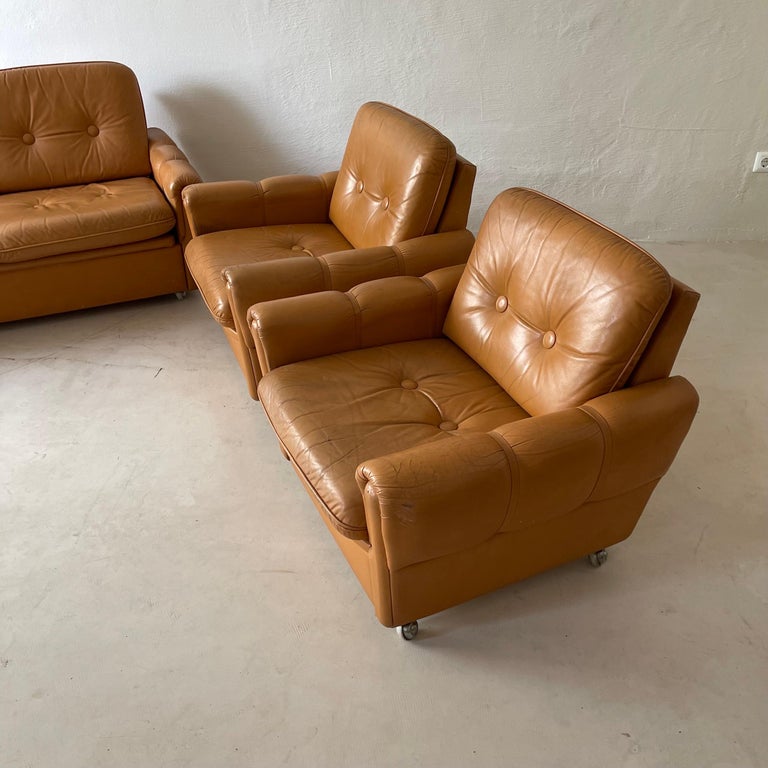 Mid-Century Modern Cognac Leather Sofa Daybed & Two Lounge Chairs, Italy 1970s For Sale 7