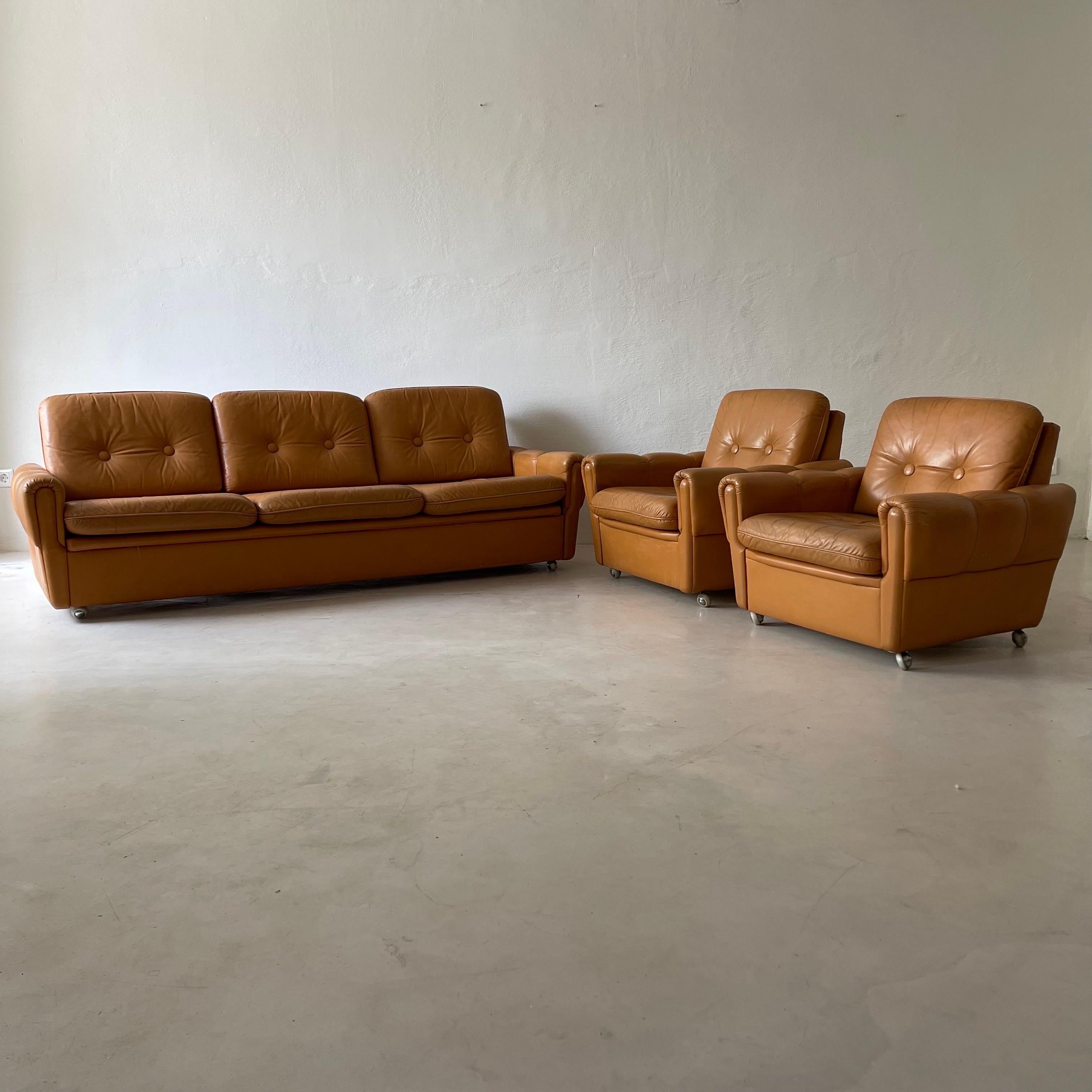 Mid-Century Modern Cognac Leather Sofa Daybed & Two Lounge Chairs, Italy 1970s For Sale 6