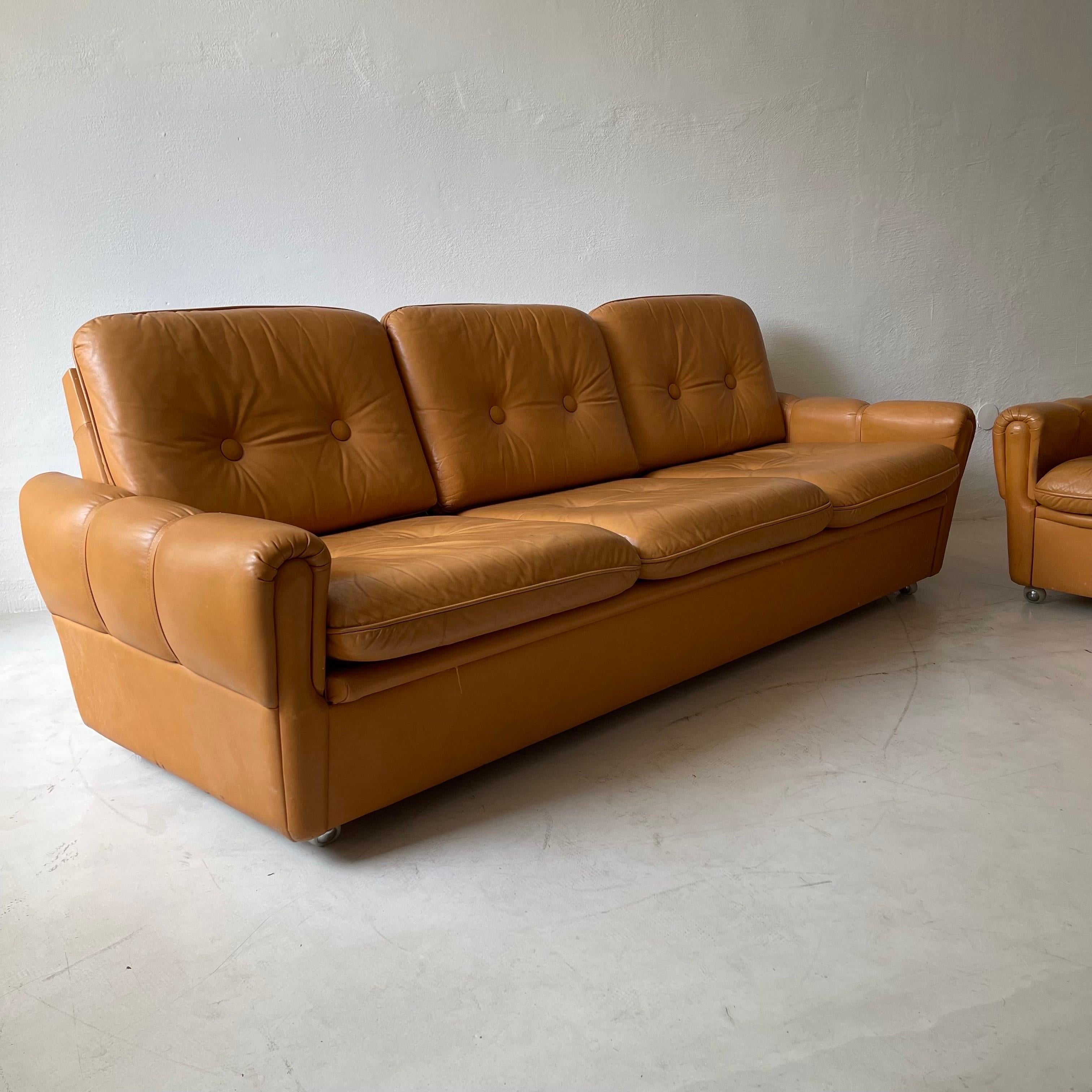 Italian Mid-Century Modern Cognac Leather Sofa Daybed & Two Lounge Chairs, Italy 1970s For Sale