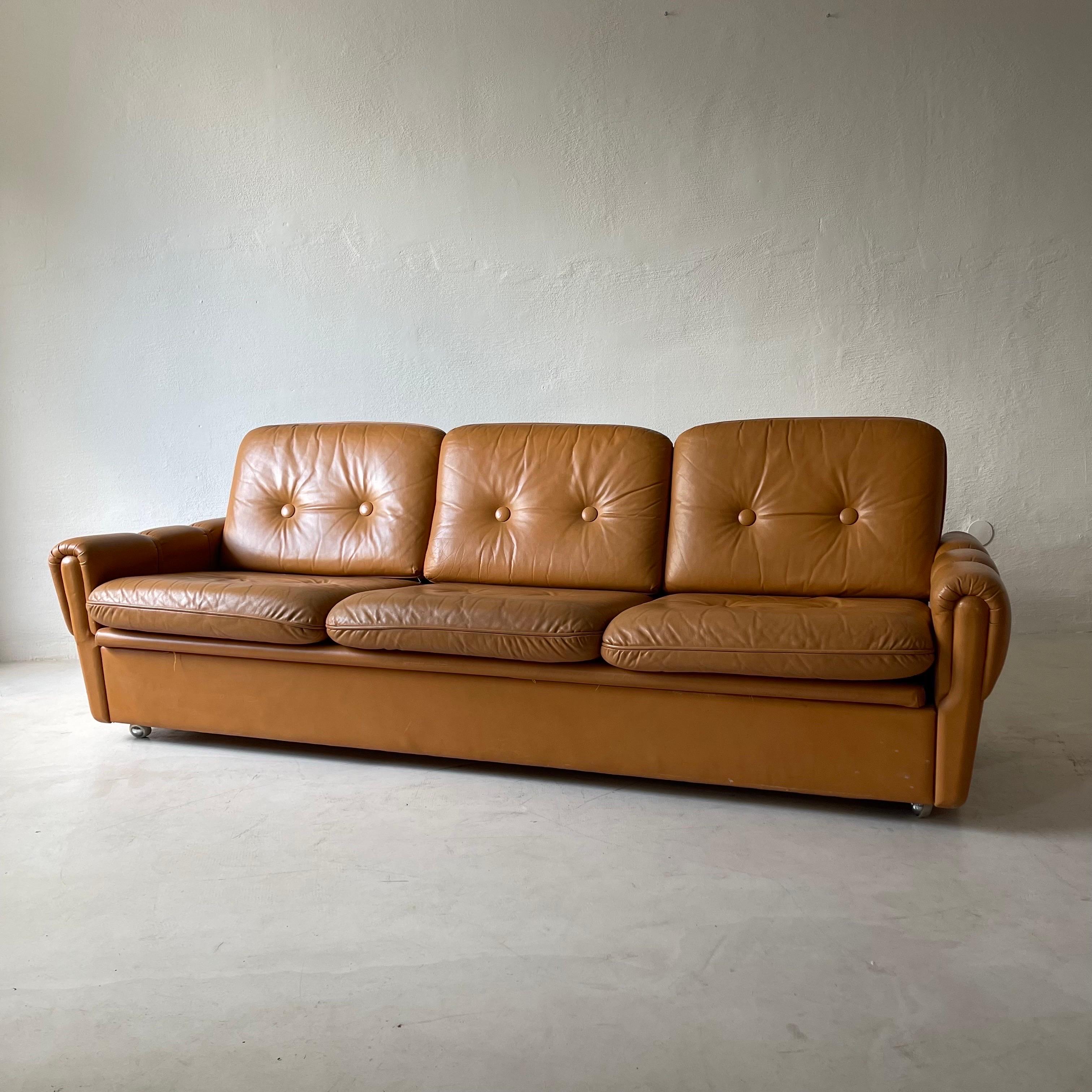 Late 20th Century Mid-Century Modern Cognac Leather Sofa Daybed & Two Lounge Chairs, Italy 1970s For Sale