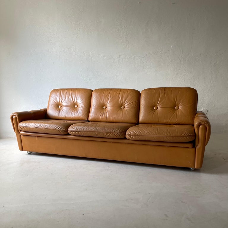 Mid-Century Modern Cognac Leather Sofa Daybed & Two Lounge Chairs, Italy 1970s For Sale 1